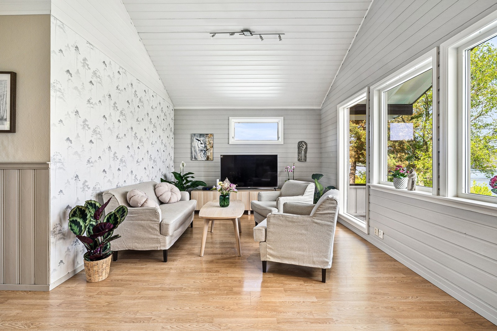 Videre består etasjen av kjøkken på 9,7 m², bad på 5 m² samt to soverom på henholdsvis 11 m² og 9,6 m². Galleribilde