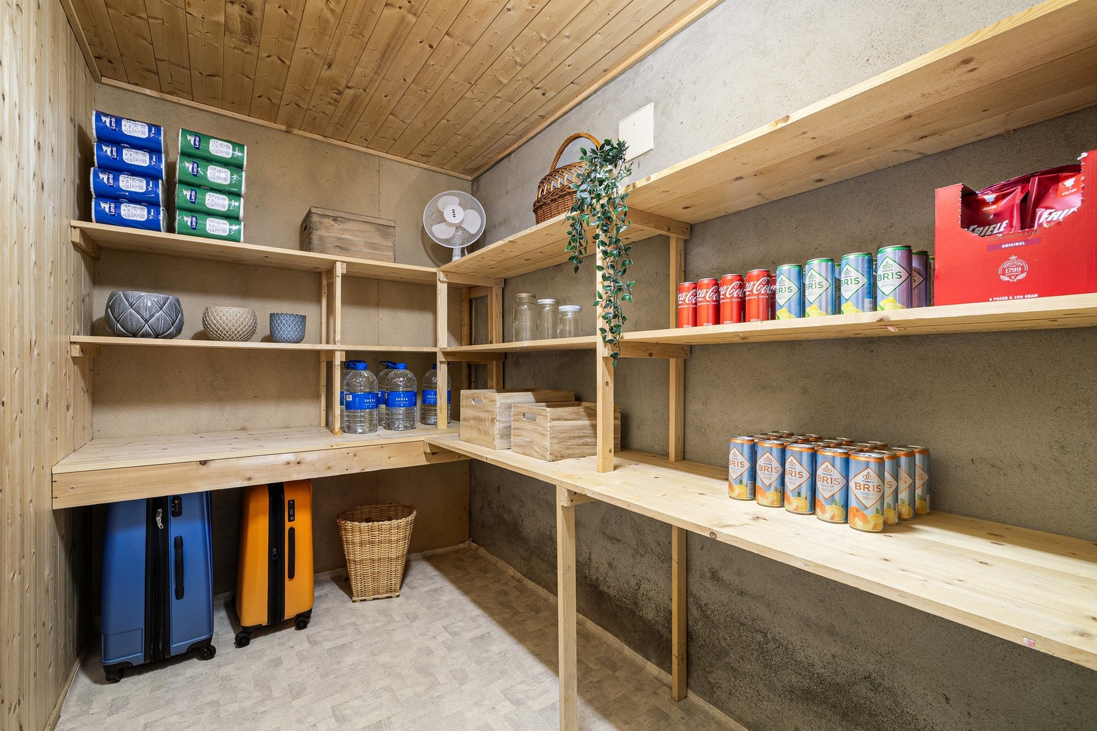 Underetasjen byr på ytterligere gode bruksarealer med et stort soverom på 17 m², bad på 6,2 m², vaskerom på 9,5 m², gang og trapperom på totalt 15,3 m² samt bislag. Galleribilde