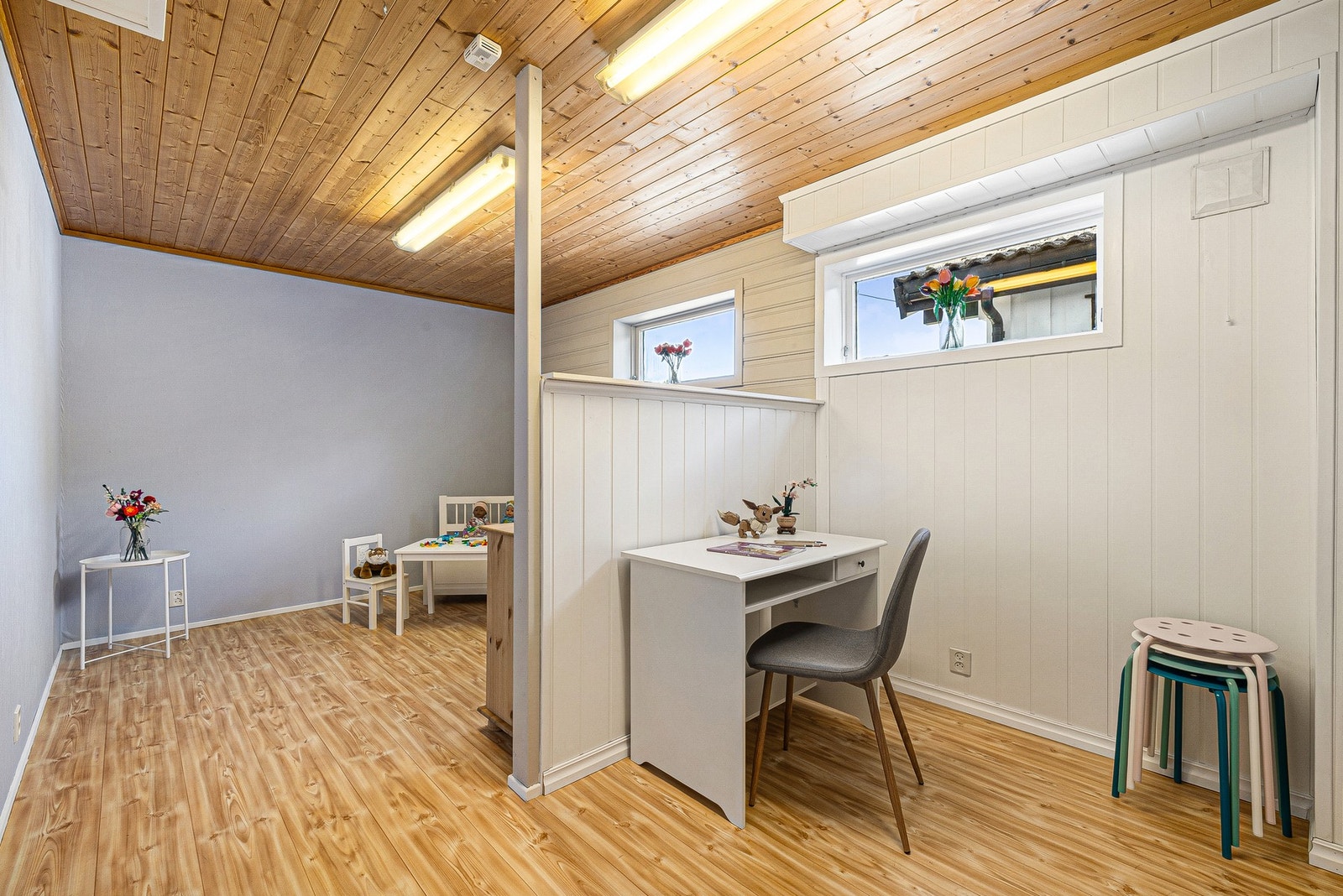 I tillegg finner man romslig garasje på 27 m², hobby-/syrrom på 15 m² og bod på 6,5 m², noe som gir gode oppbevarings- og bruksmuligheter. Galleribilde