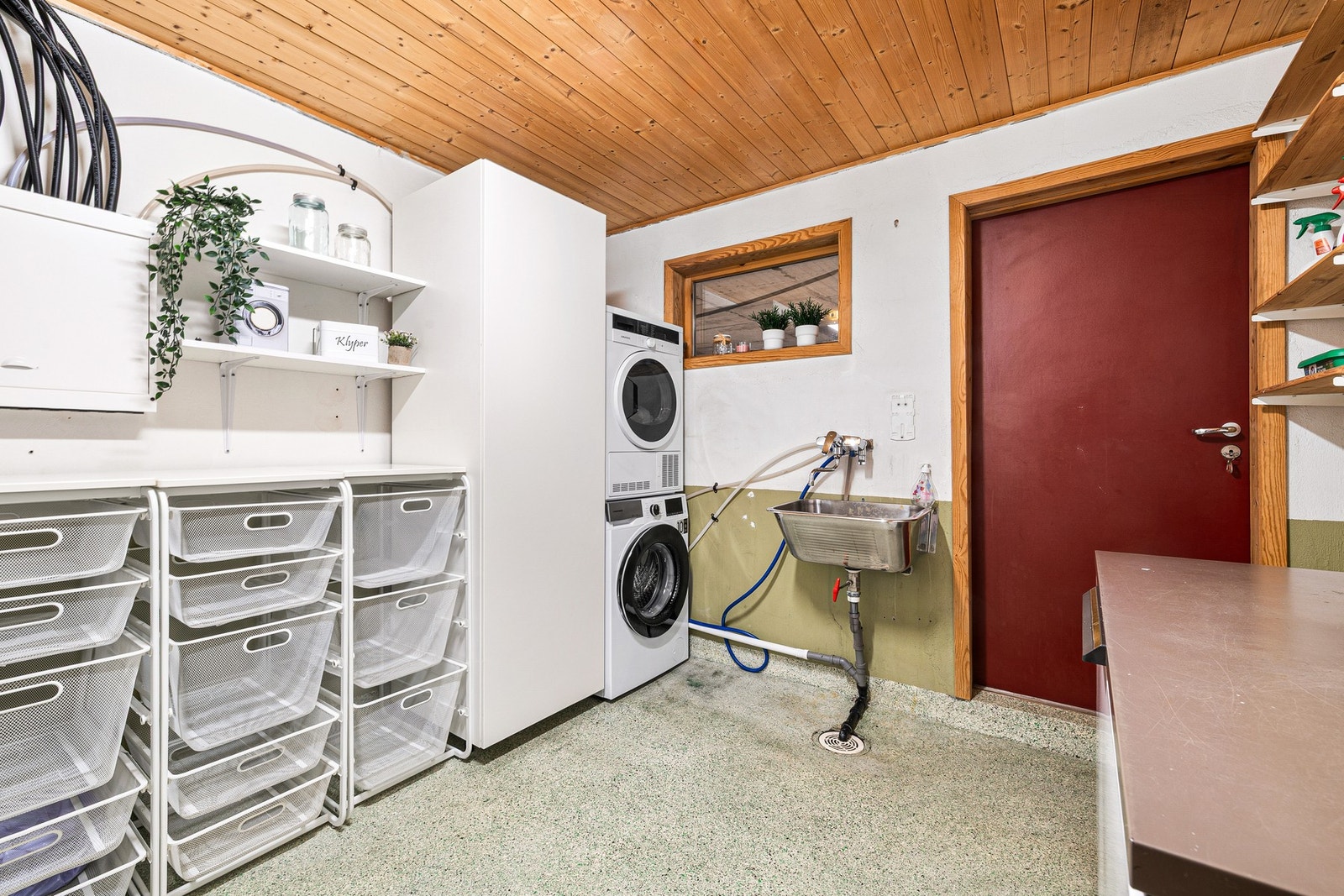 I tillegg til to bad så har man eget vaskerom som gir større plass på badene. Man har også utgang til garasje. Galleribilde