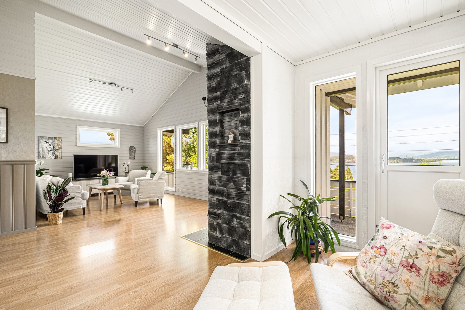 Innvendig har boligen gulv med laminat, mens veggoverflater består av en kombinasjon av tapet, trepanel, malte plater og betong. Galleribilde