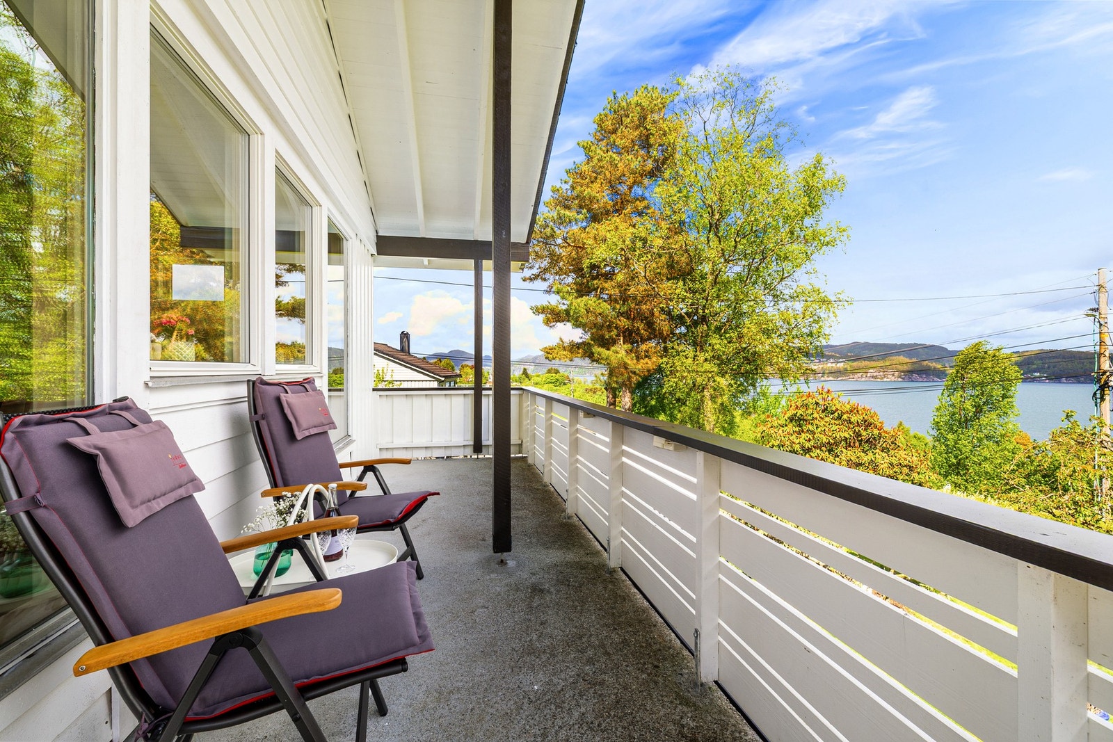 Fra stuen har man utgang til terrasse, som funksjoneres som en forlengelse av rommet. Galleribilde