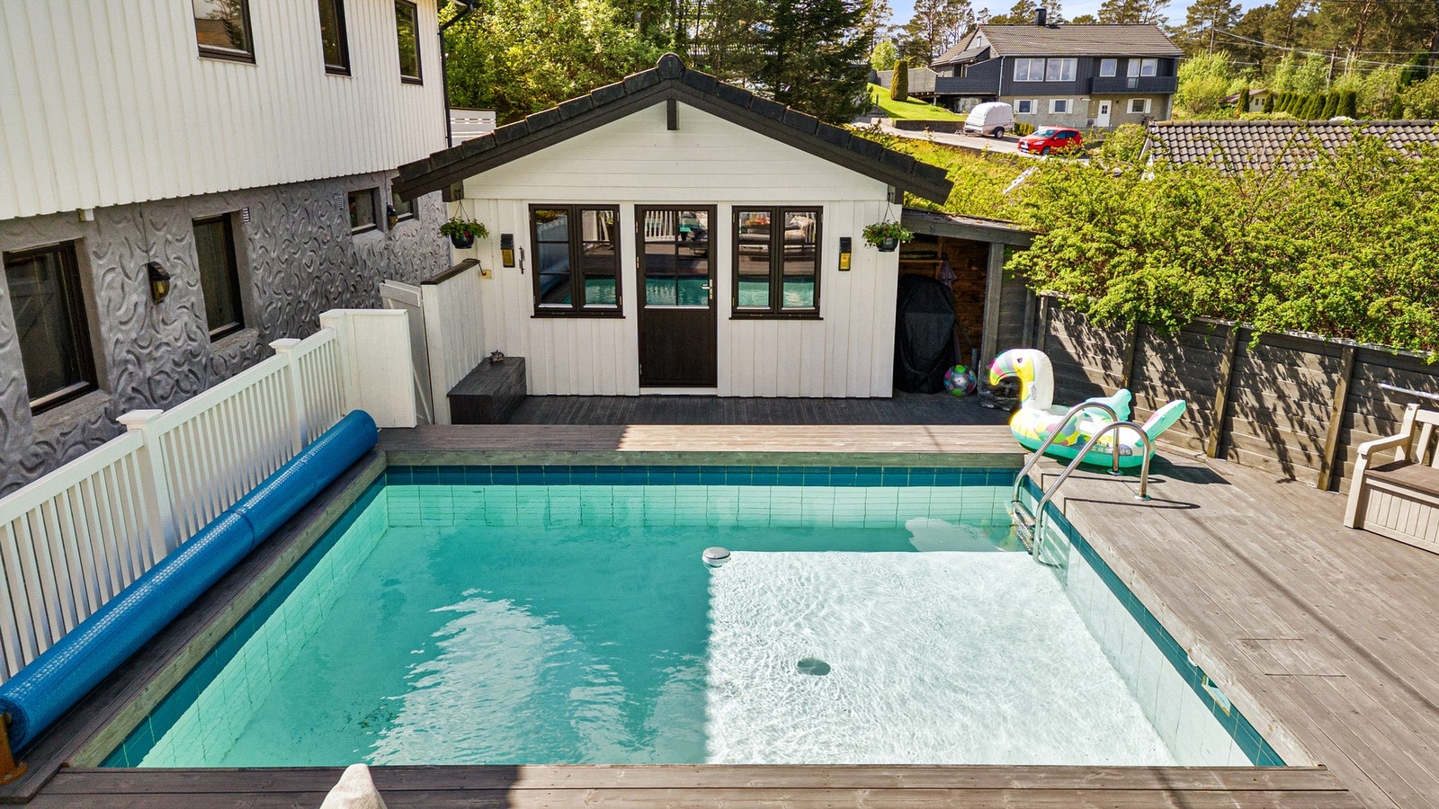 Boligen har attraktive utearealer i form av takterrasse over garasjen på 33 m² og balkong på 19 m² med utgang fra stuen. Galleribilde