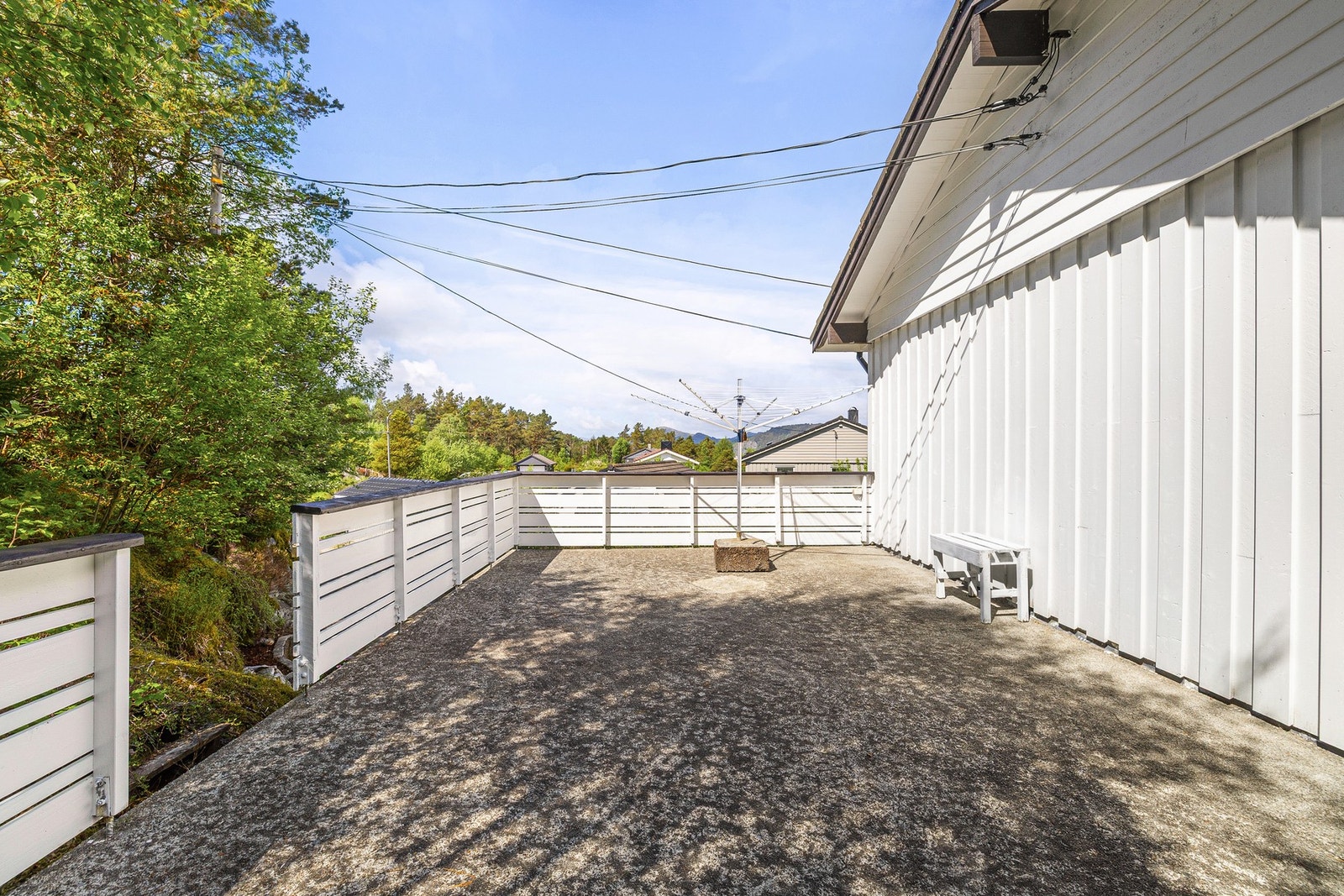 Boligen har attraktive utearealer i form av takterrasse over garasjen på 33 m² og balkong på 19 m² med utgang fra stuen. Begge uteplassene er utført med solide betongdekker og trerekkverk, og legger godt til rette for hyggelige oppholdsarealer og sosial b Galleribilde
