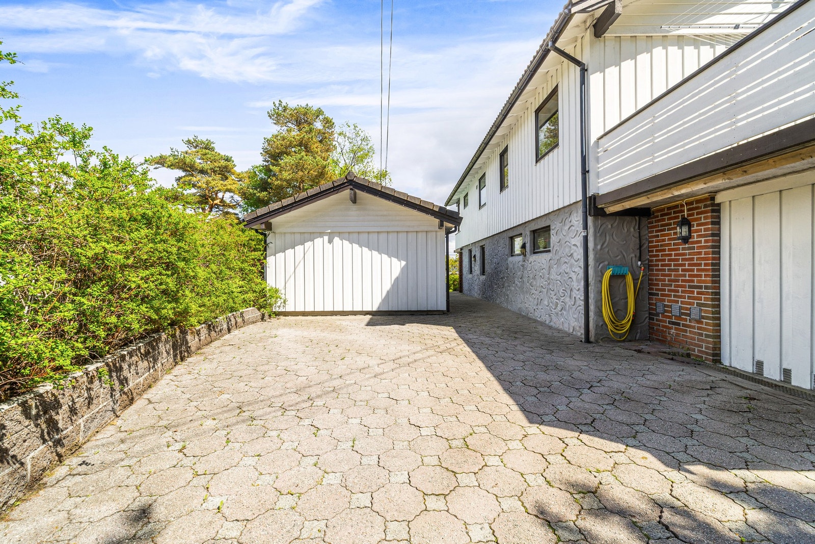 Eiendommen har biloppstillingsplass i tillegg til garasje. Galleribilde