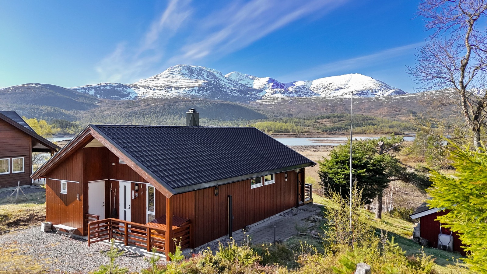 Langrennsløypene rundt Nysætervatnet passerer like ved hytta og fra eiendommen er det kort vei til Sunnmørsalpane Skiarena Fjellsætra. Galleribilde