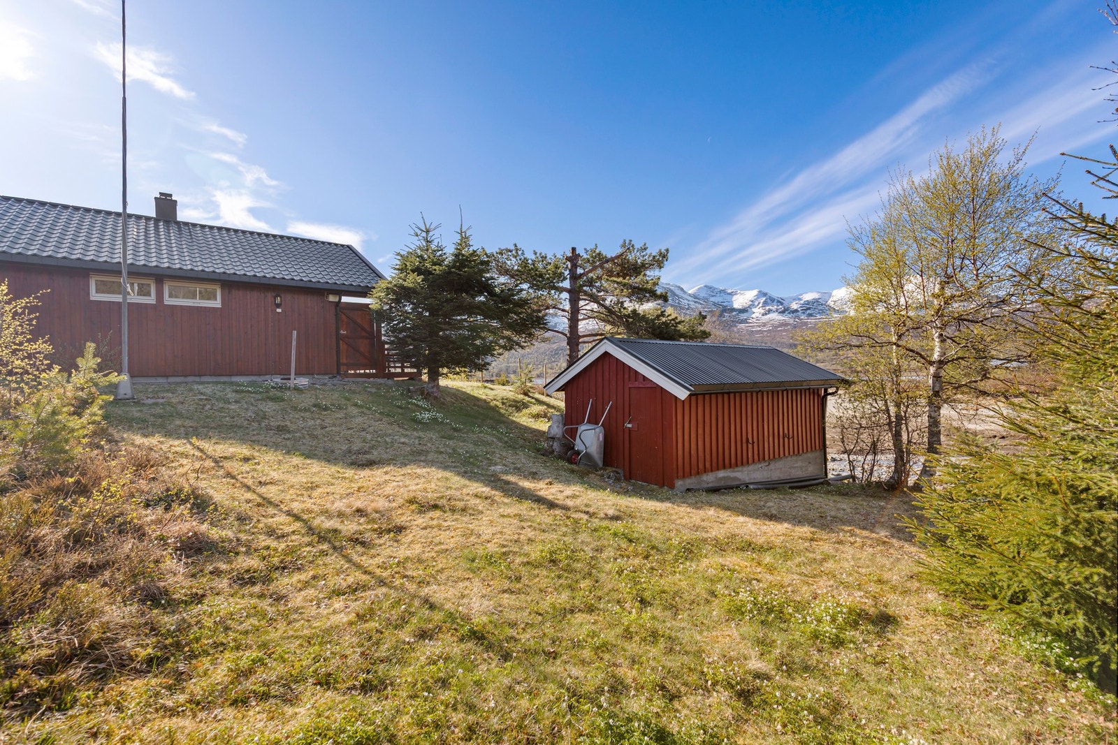 Mot sørvest er det oppført naust. Galleribilde