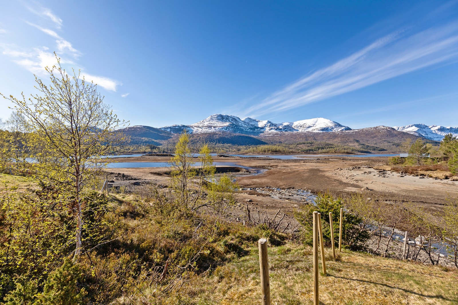 Normalt har vi her en fantastisk utsikt over Nysætervatnet. Etter Tussa sin tragiske nedtapping av vannet er det nå ikke like idyllisk. Med revidering av intensjonsavtalen med Tussa får vi håpe og tro at dette er siste gang vannet vil fremstå som idag. Galleribilde