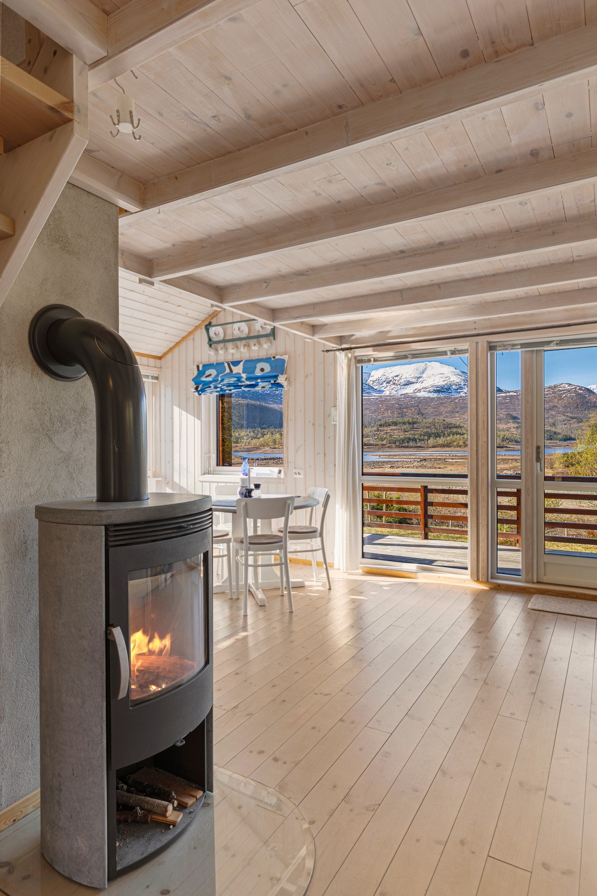 Fra stue er det utgang til terrasse med nydelig utsikt over Nysætervatnet og omkringliggende fjell. Galleribilde