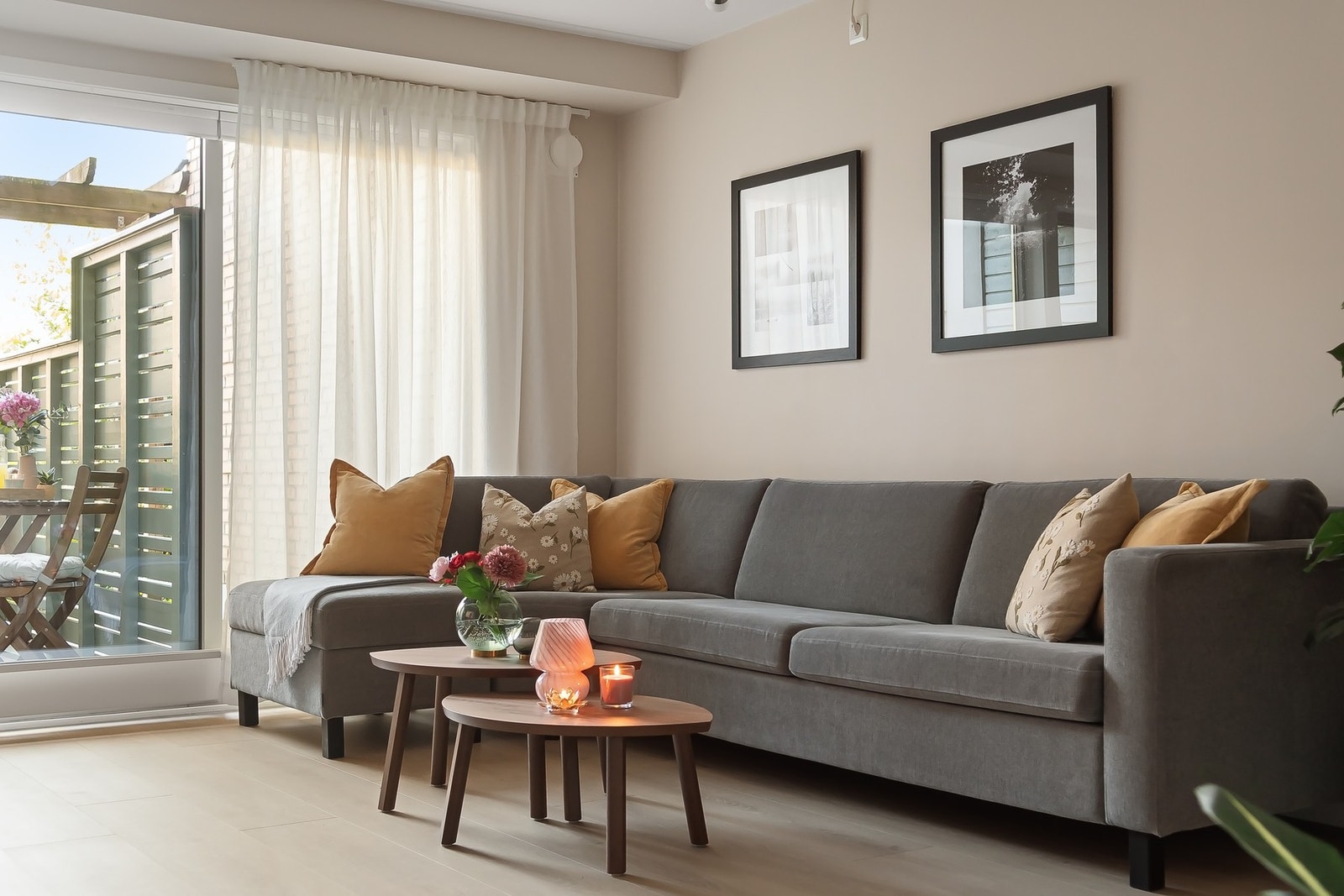 Store vindusflater slipper inn godt med naturlig lys Galleribilde