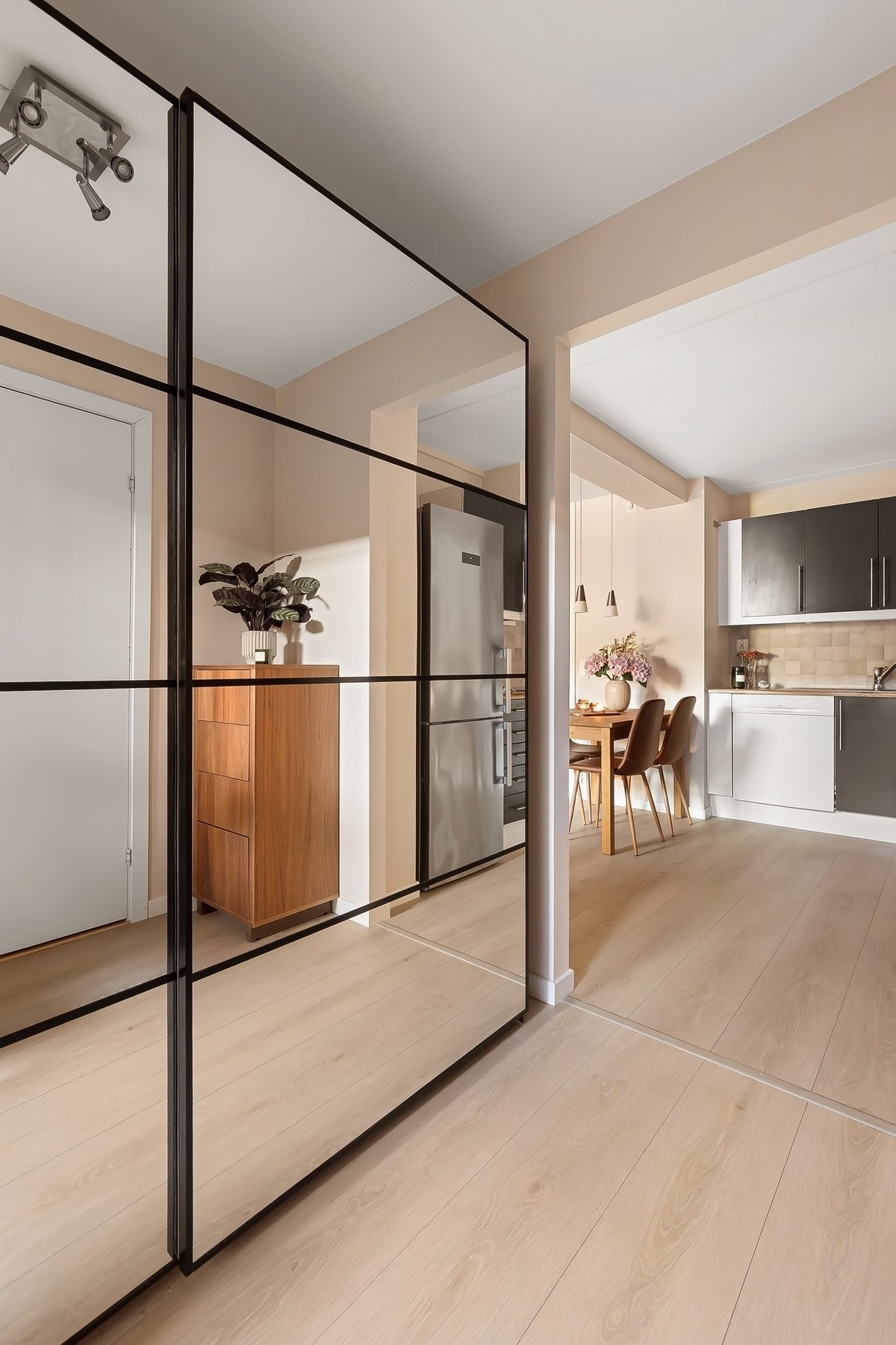 Innbydende entré med god plass til stor skyvedørsgarderobe Galleribilde