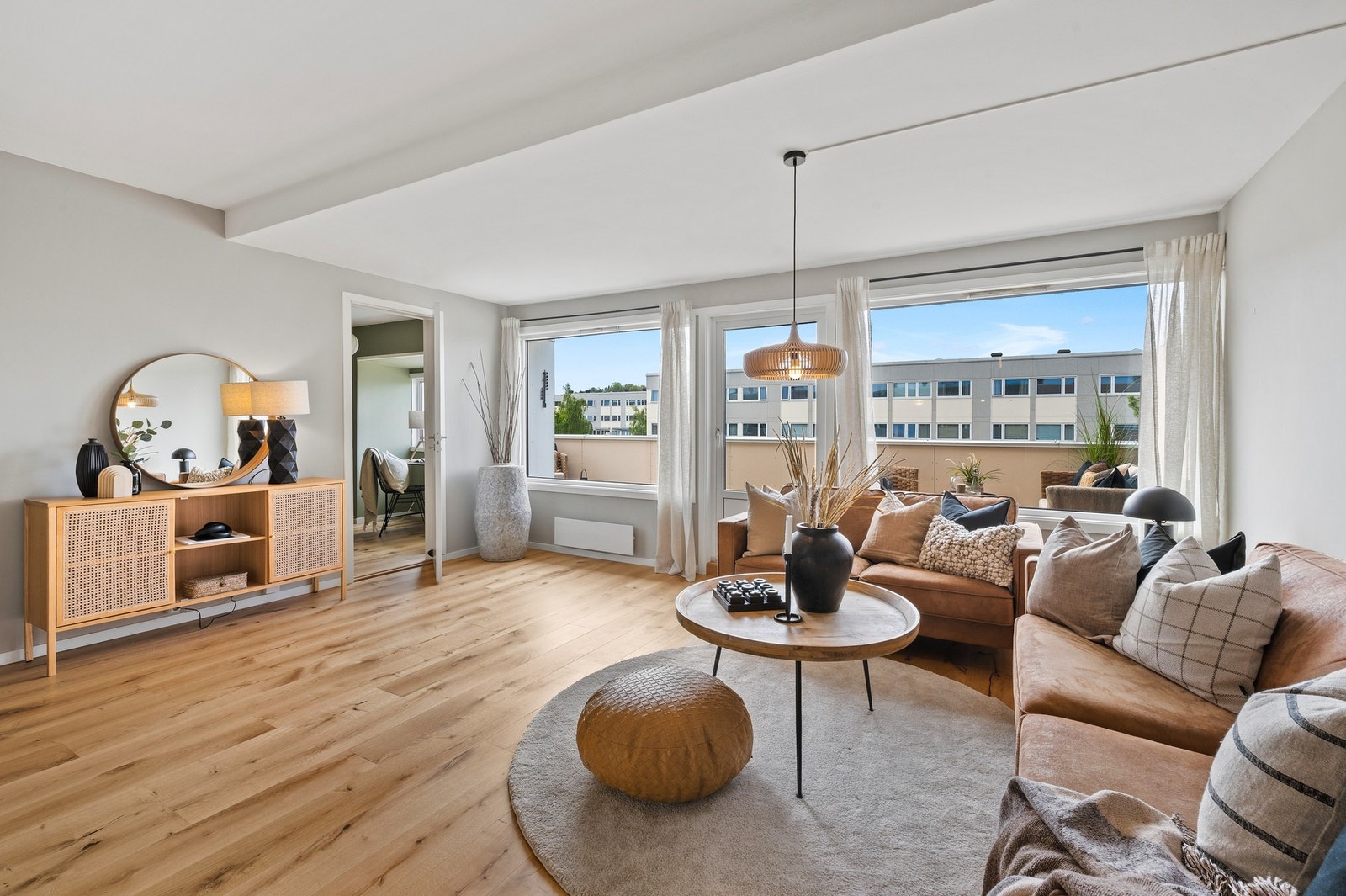 Store vindusflater som slipper inn rikelig med naturlig lys, noe som bidrar til en behagelig atmosfære. Galleribilde