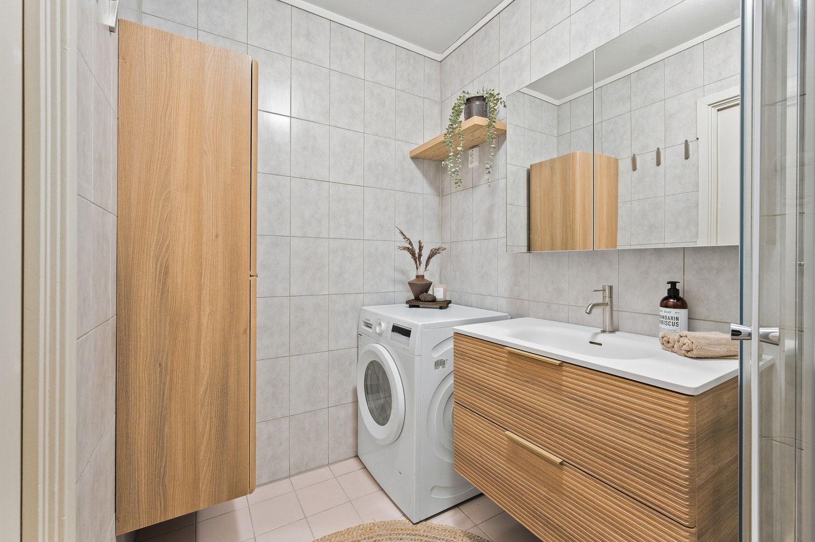 Lyst og lekkert flislagt bad på 3,8m². Galleribilde