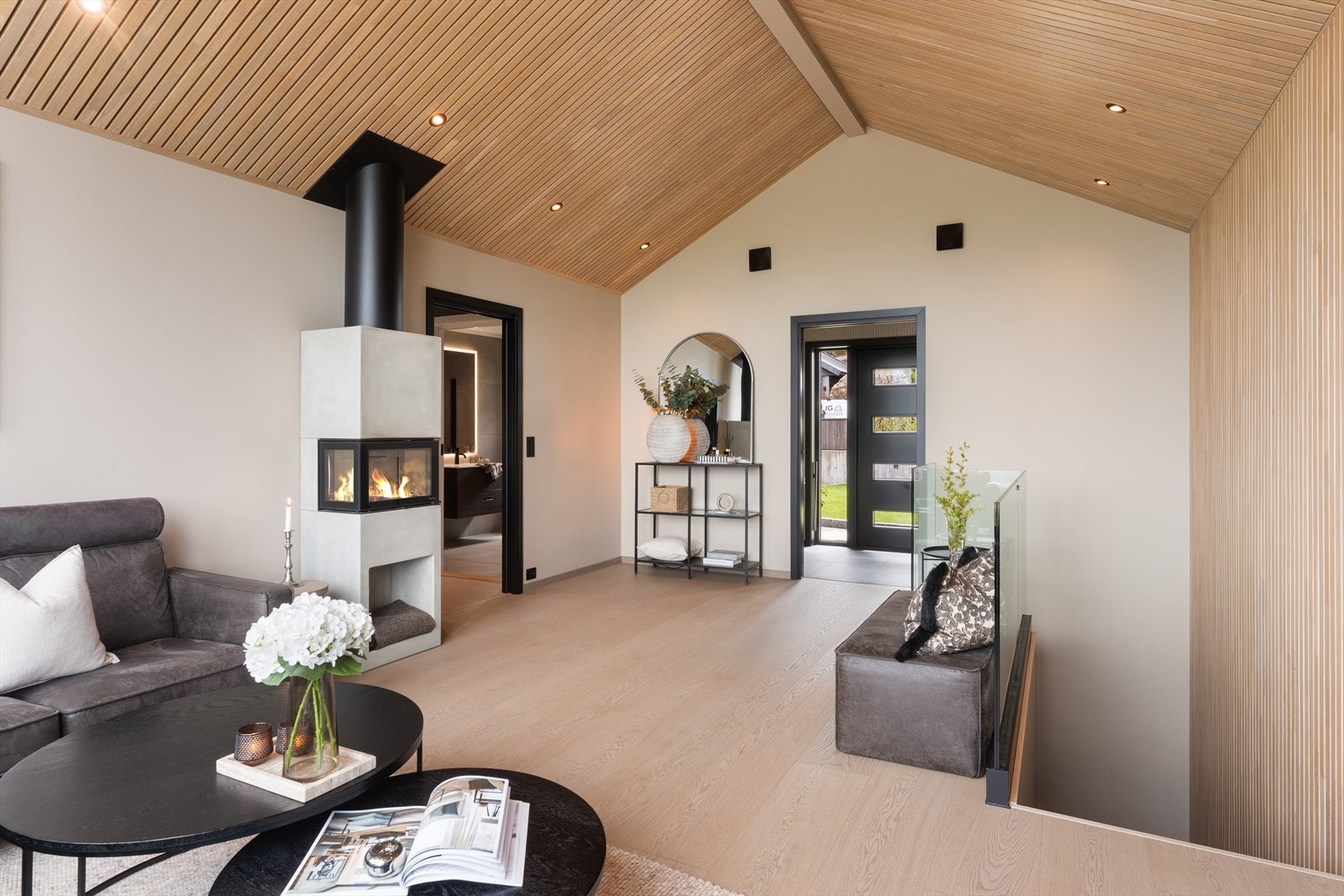Spilehimling og spilevegg i stue med lakkert eik. Galleribilde