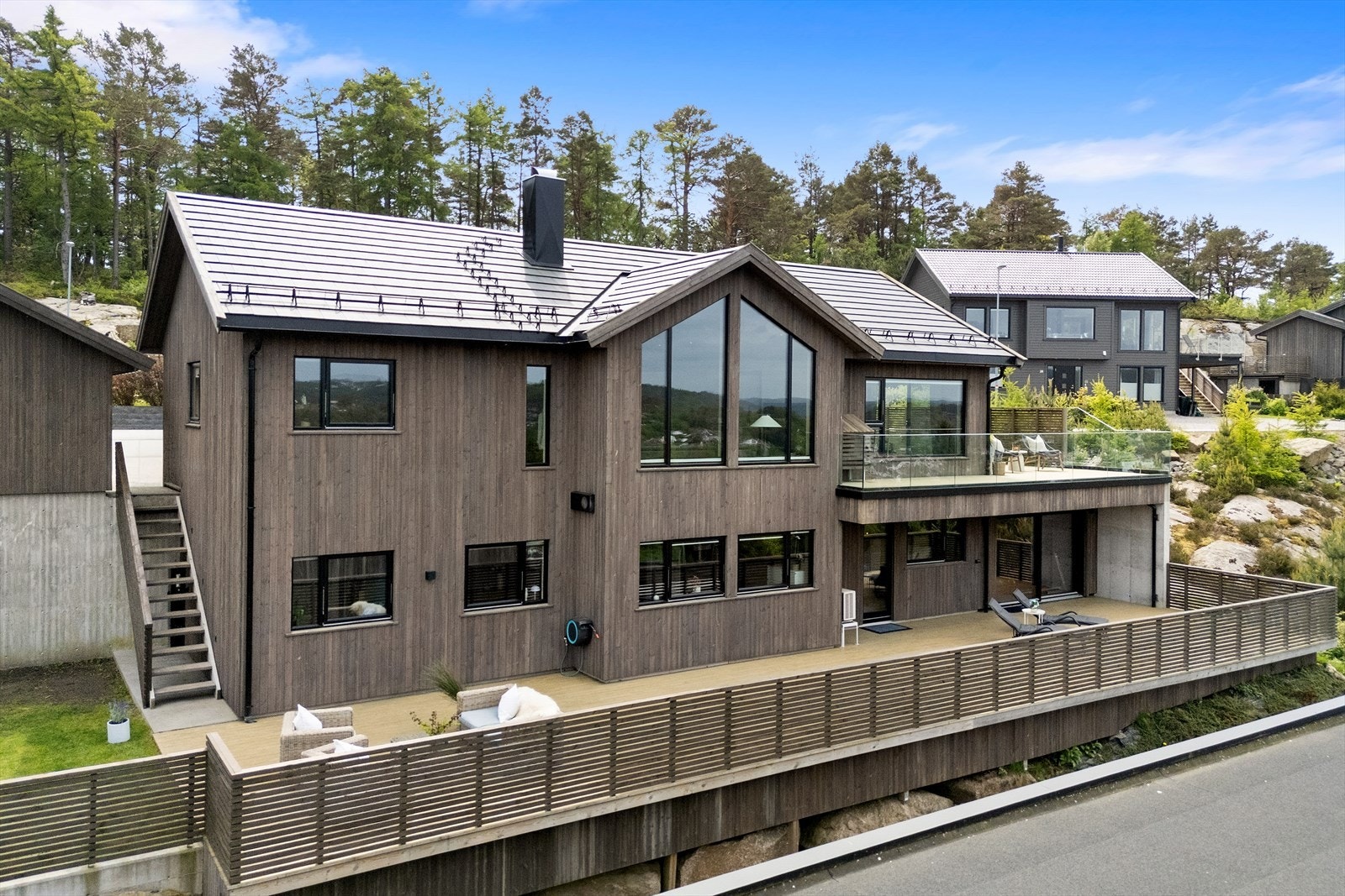 Romslig, delikat og innbydende enebolig i et etablert boligfelt Galleribilde