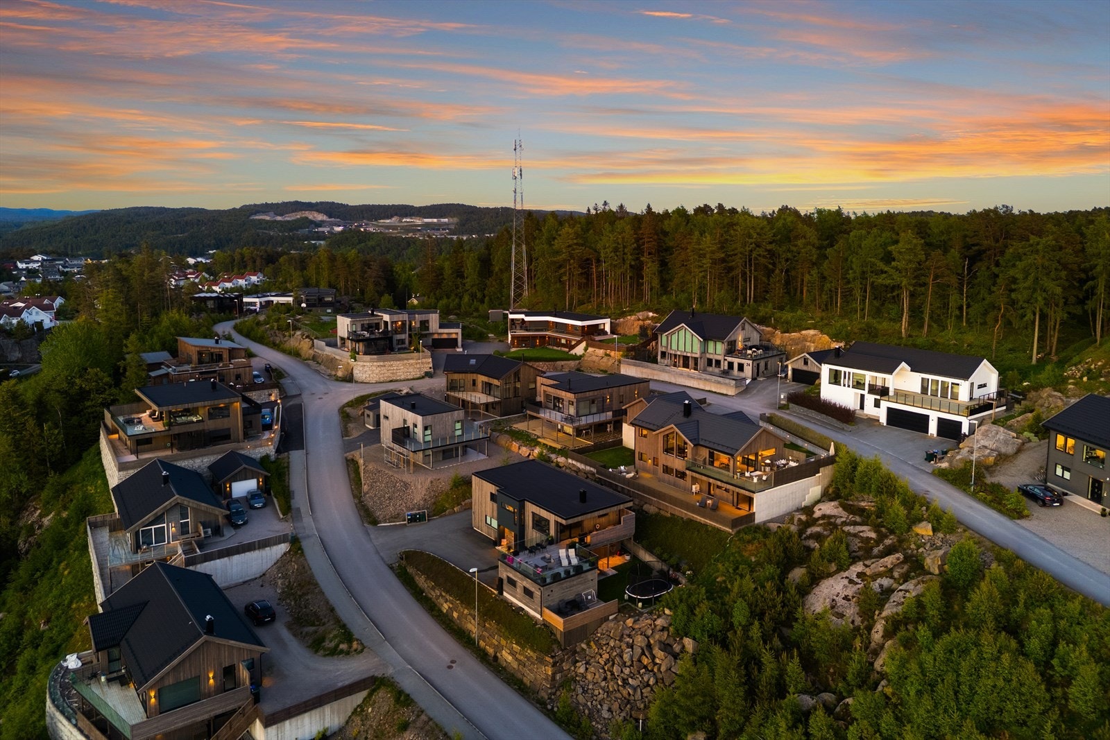 Nyere innholdsrik enebolig med høy standard på flott utsiktstomt! Galleribilde
