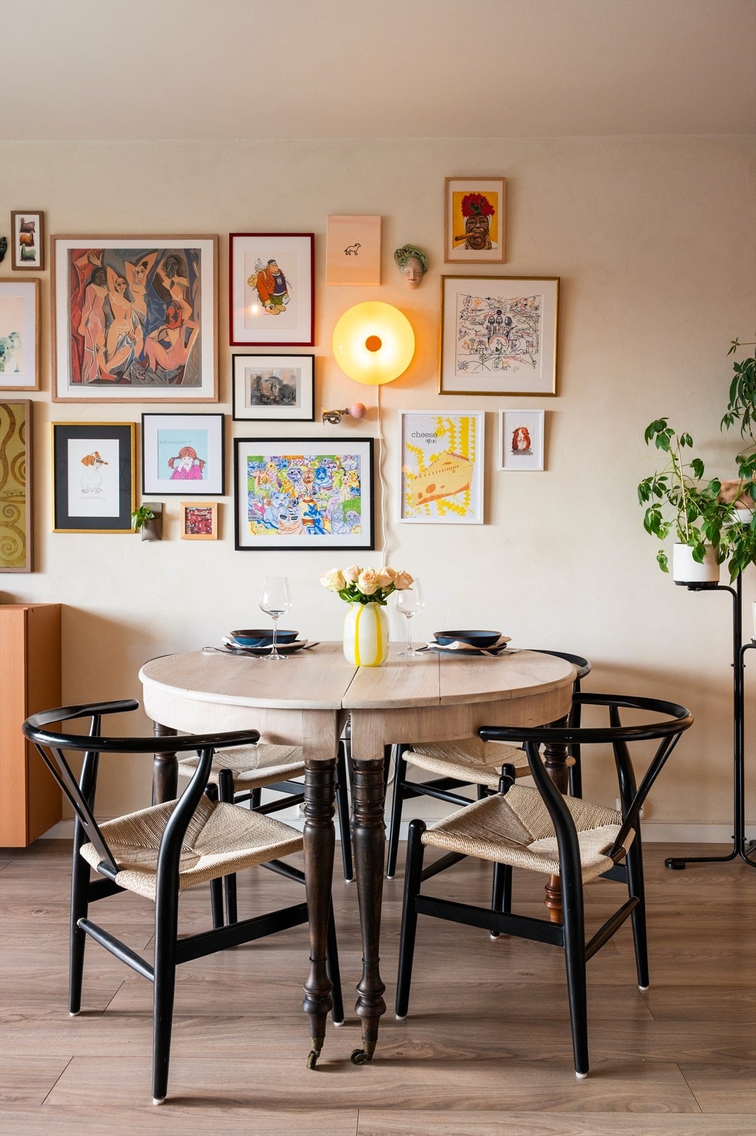 Flott en-stavs laminat på gulv og overflater malt i moderne, lyse fargetoner. Galleribilde