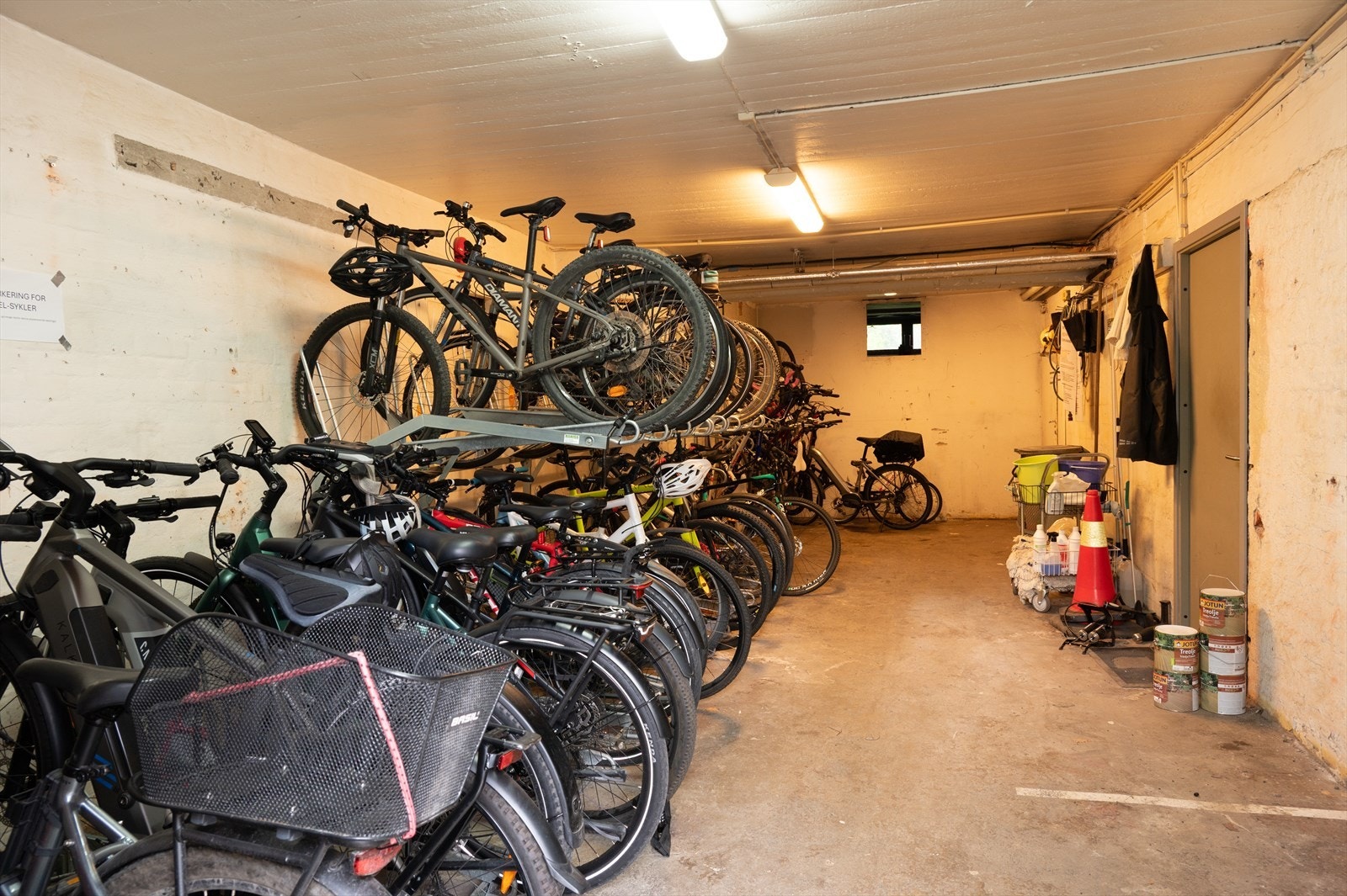 Felles sykkelparkering i borettslaget. Galleribilde