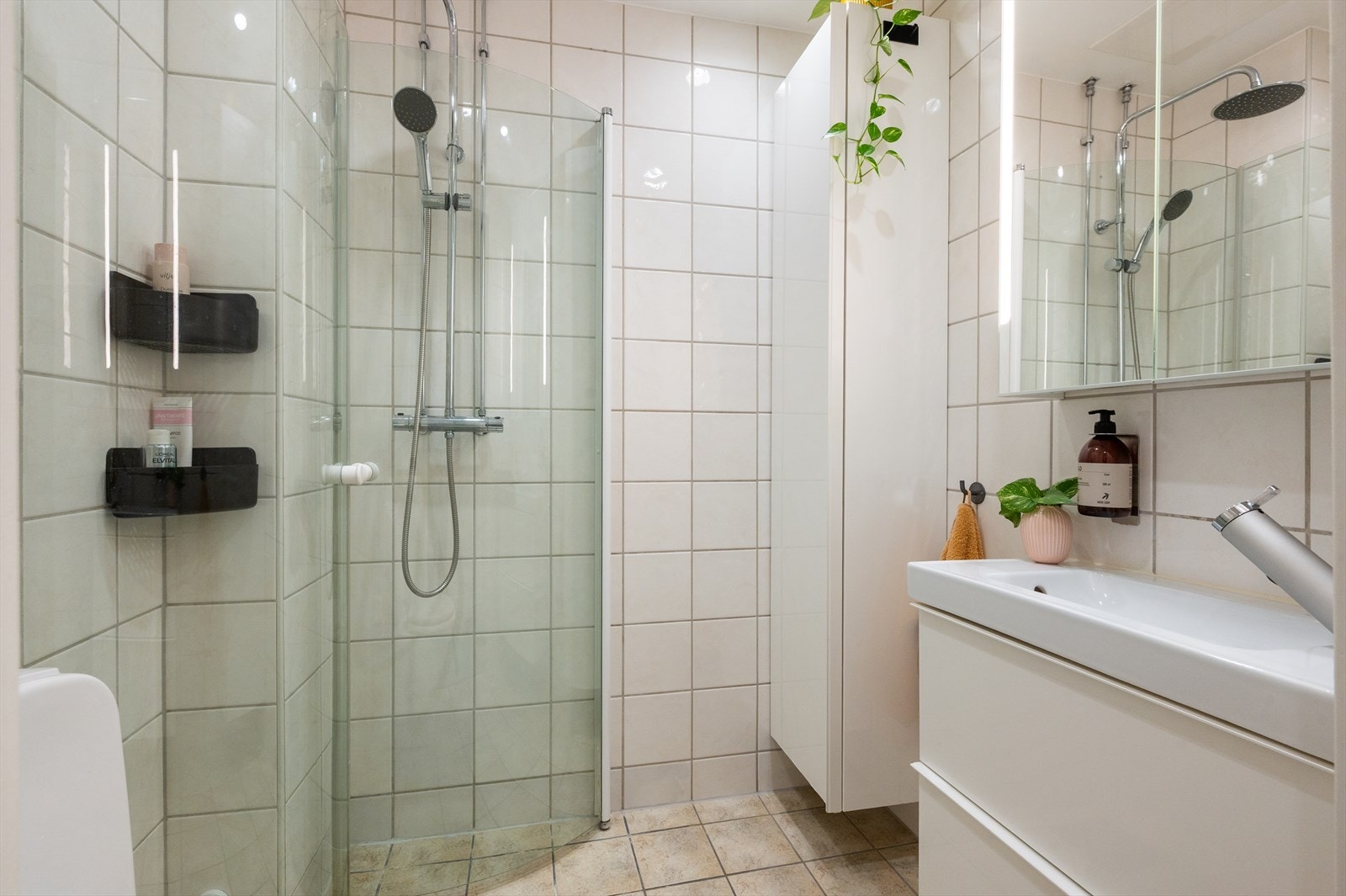 Pent, flislagt bad oppusset i regi av borettslaget i 2004/2005. Badet fremstår funksjonelt og tidløst, og er innredet med servantinnredning med skuffer, vegghengt speilskap, vegghengt oppbevaringsskap samt frittstående toalett. Galleribilde
