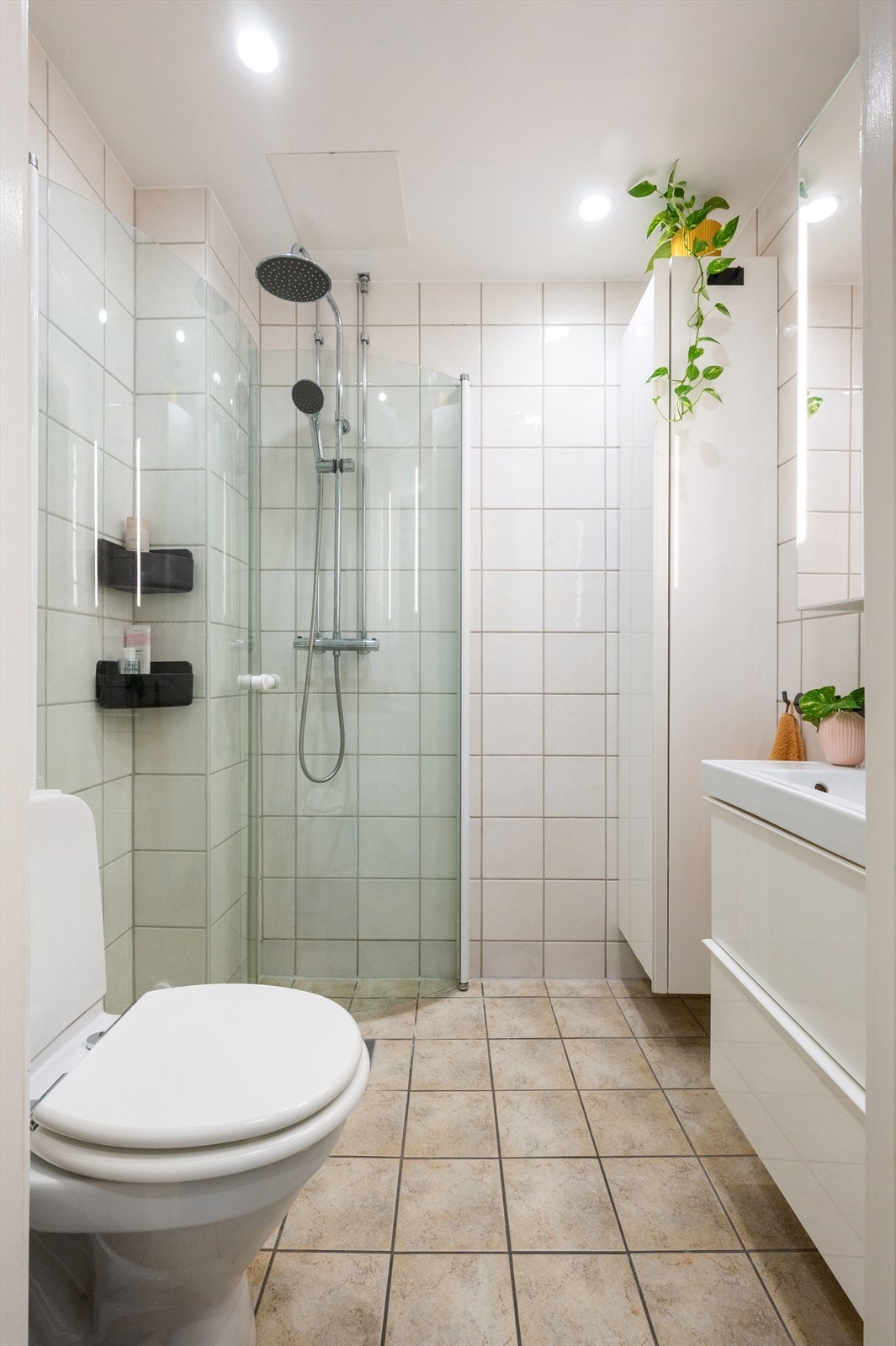Det er flislagt gulv med gulvvarme, flislagte vegger og malt himling med downlights som gir et behagelig lys. Galleribilde