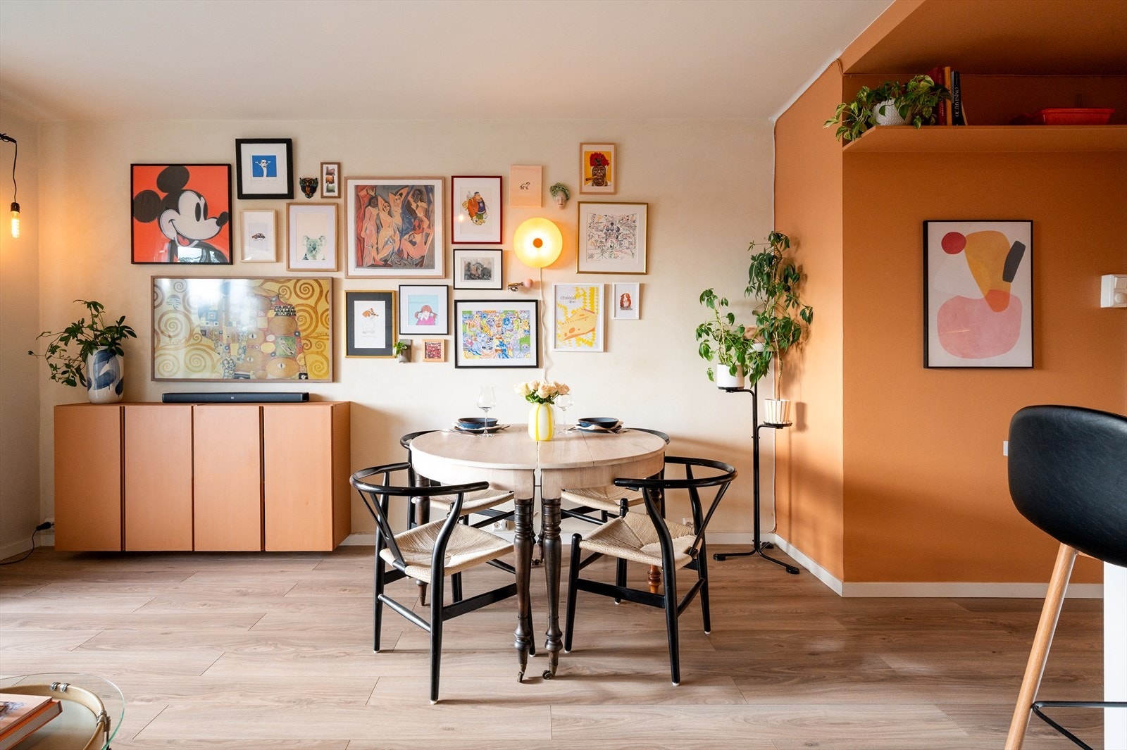 Det er også naturlig plass til spisebord for hyggelige sammenkomster med familie og venner. Galleribilde