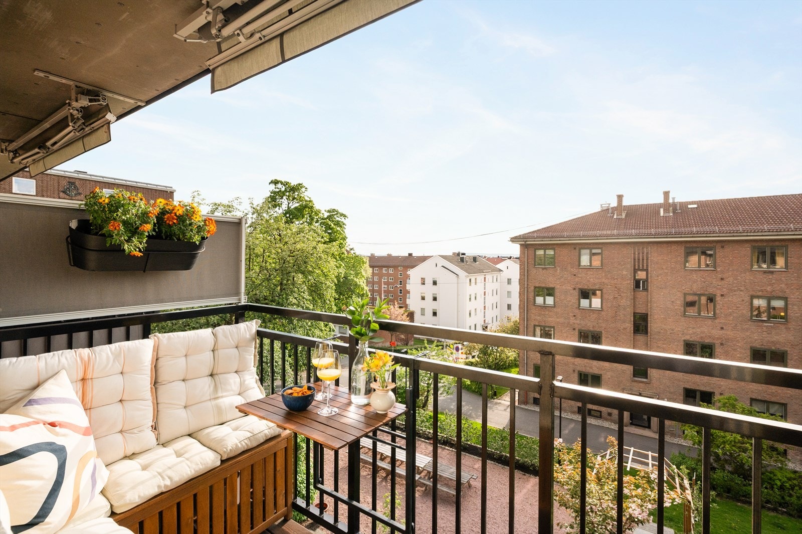 Fra stue og kjøkken er det utgang til en herlig, vestvendt balkong på ca. 3 m². Her kan man nyte gode solforhold og utsyn over borettslagets hyggelige fellesarealer, som den senere tid har gjennomgått omfattende oppgraderinger. Galleribilde