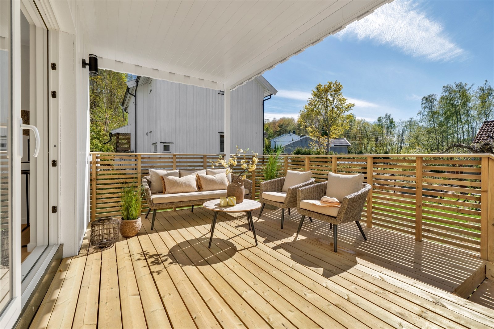 Terrasse med utgang til privat hagedel Galleribilde