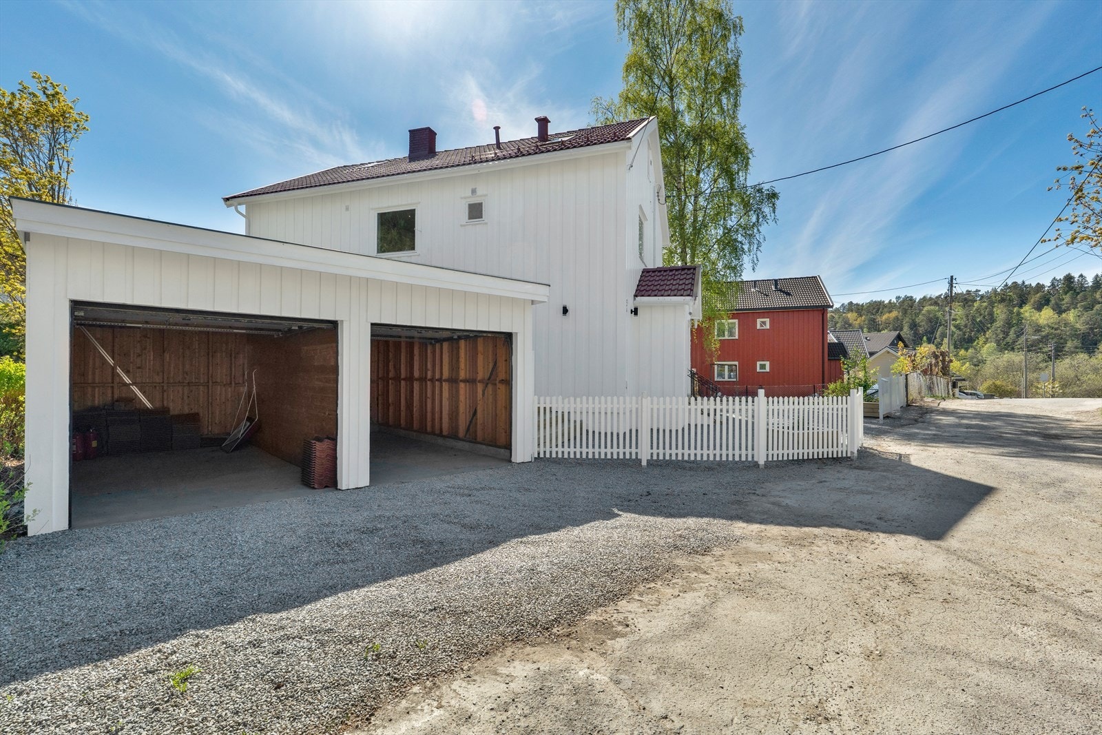 Garasjeplassen nærmest huset tilhører denne seksjonen Galleribilde
