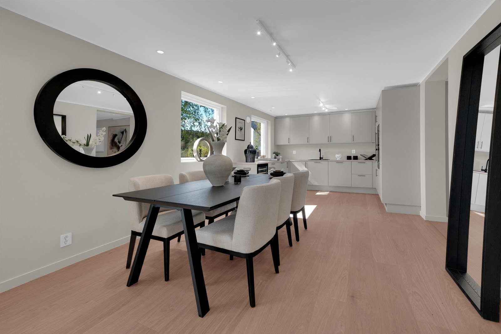 Store vinduer som slipper inn masse naturlig lys Galleribilde