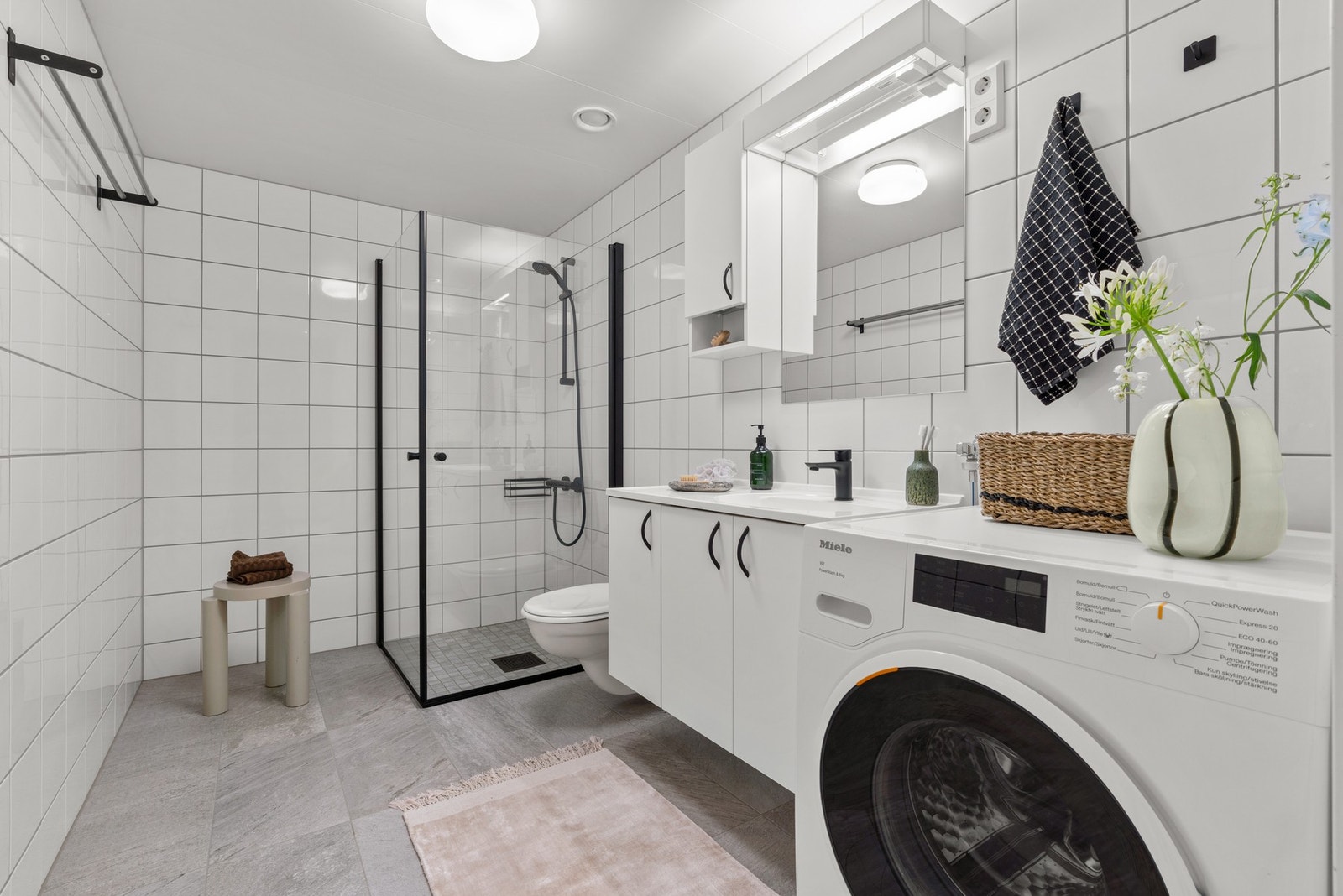 Meget romslig, flislagt bad med gulvvarme (vannbåren gulvvarme) og opplegg for vaskemaskin Galleribilde