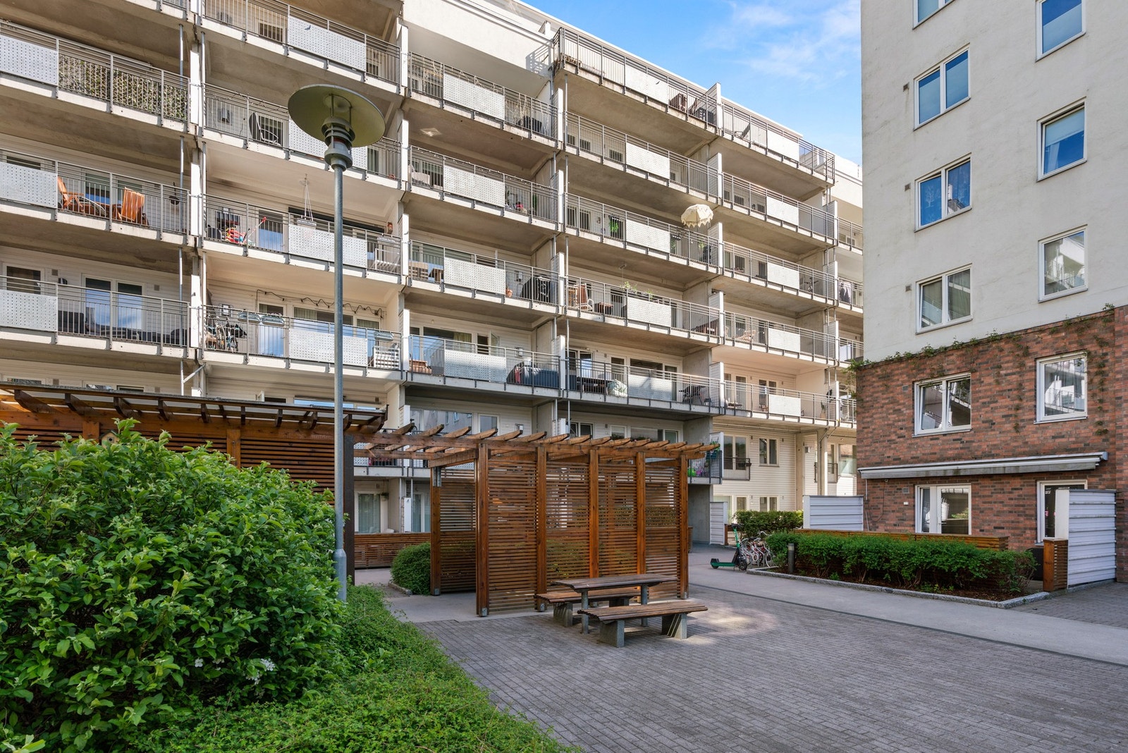 Leiligheten ligger i et leilighetsbygg fra 2009 med sentral og skjermet beliggenhet på Løren Galleribilde