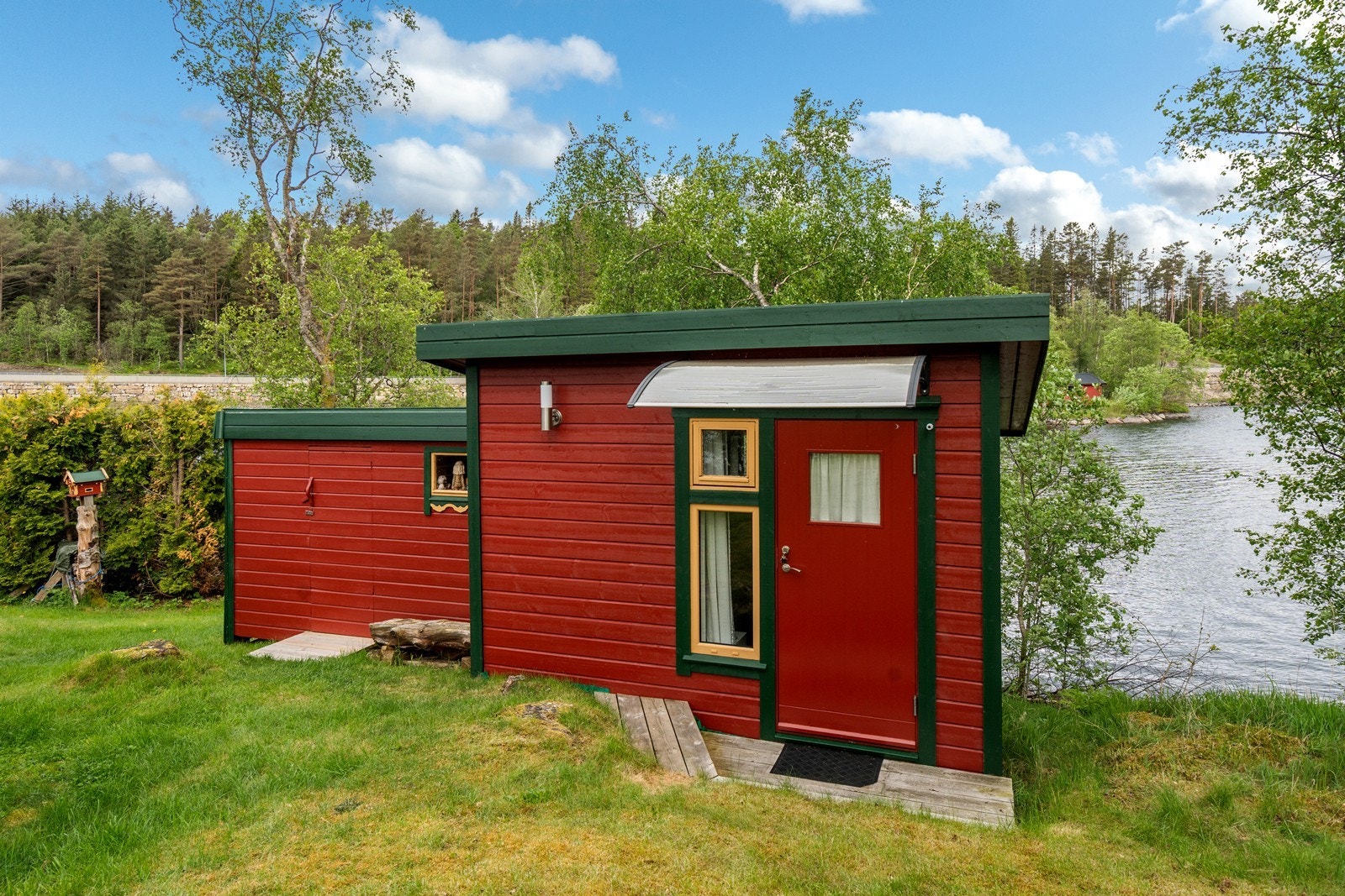 Uthus med bod Galleribilde