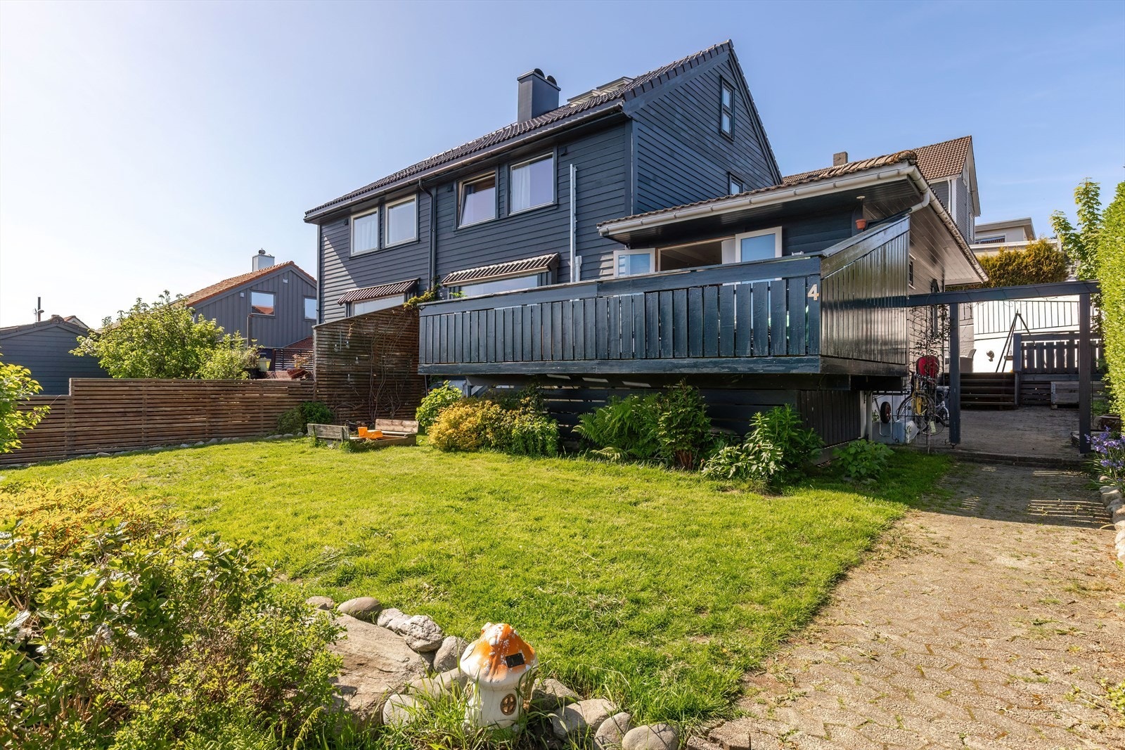 Fasade - flott og solrik hage Galleribilde