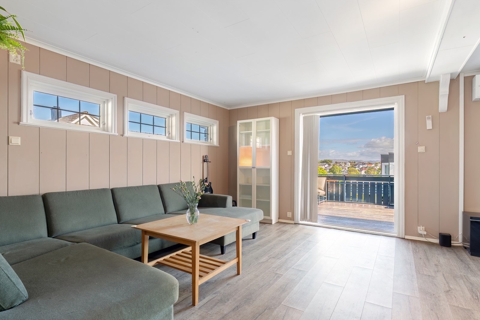 Stue - utgang til en en solrik terrasse og hage Galleribilde