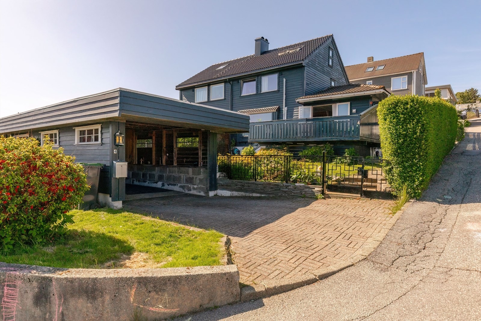 Fasade - parkering i carport Galleribilde