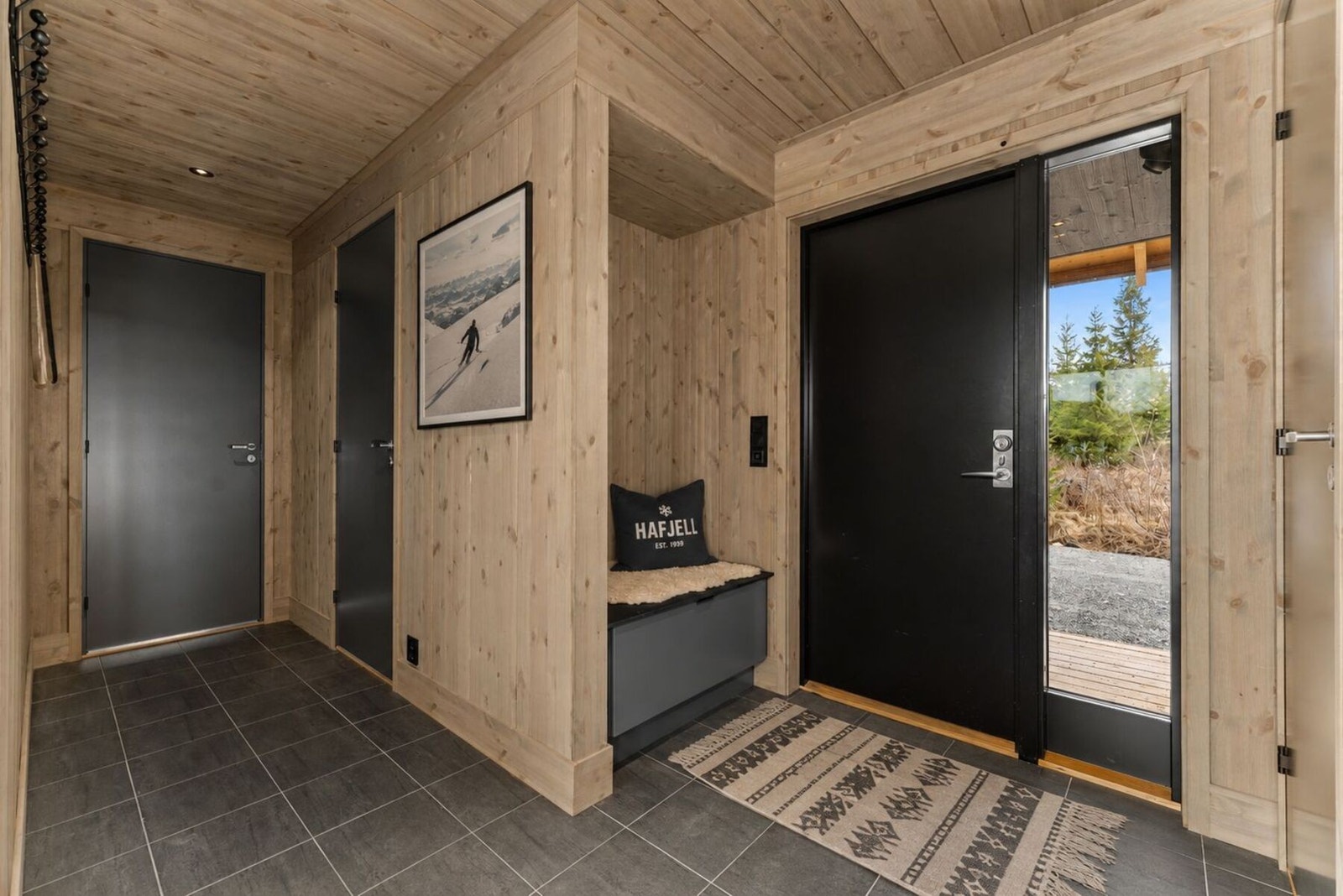 Romslig og praktisk entré. Galleribilde