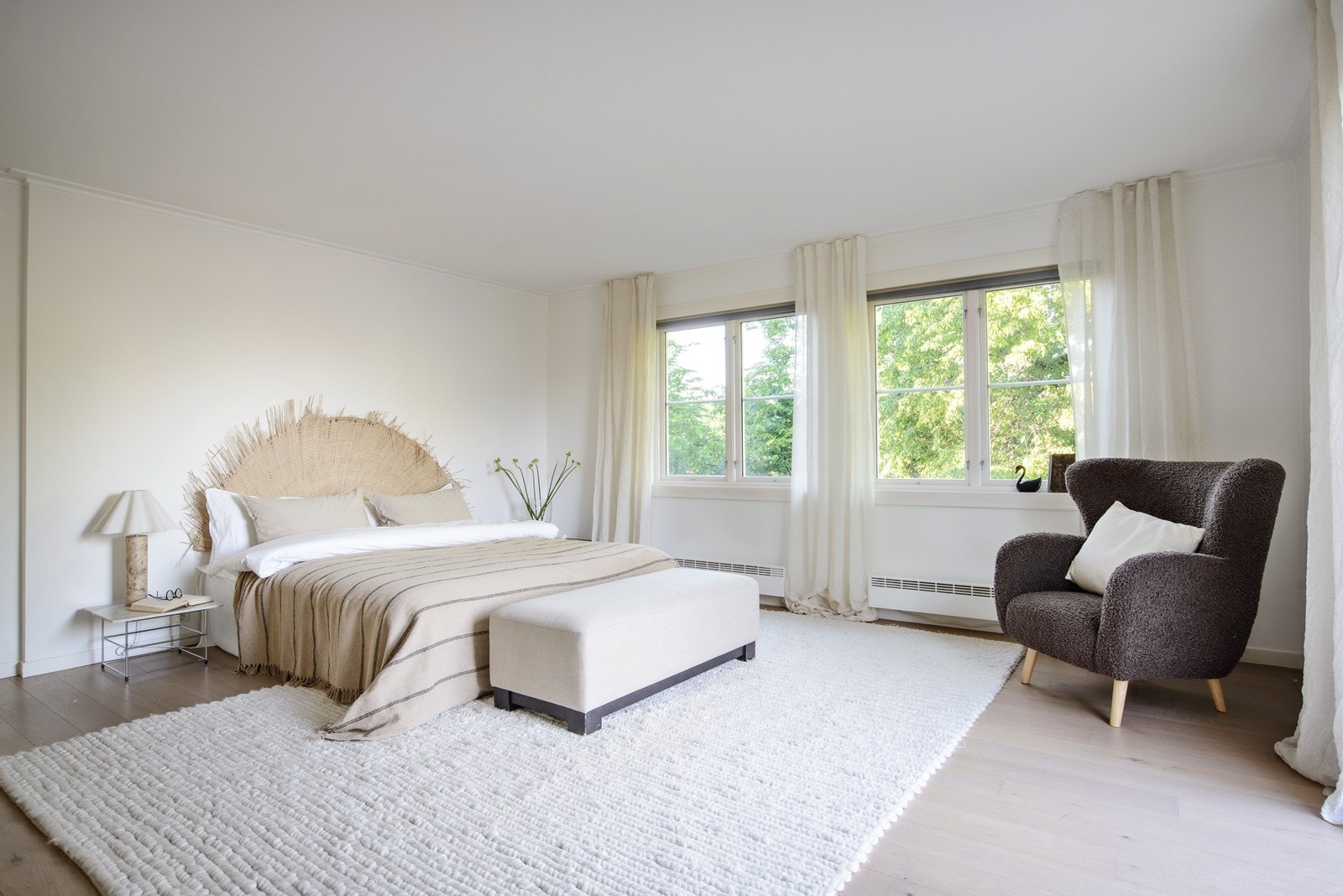 Hovedsoverommet er romslig, med plass til dobbeltseng og sittegruppe. Galleribilde