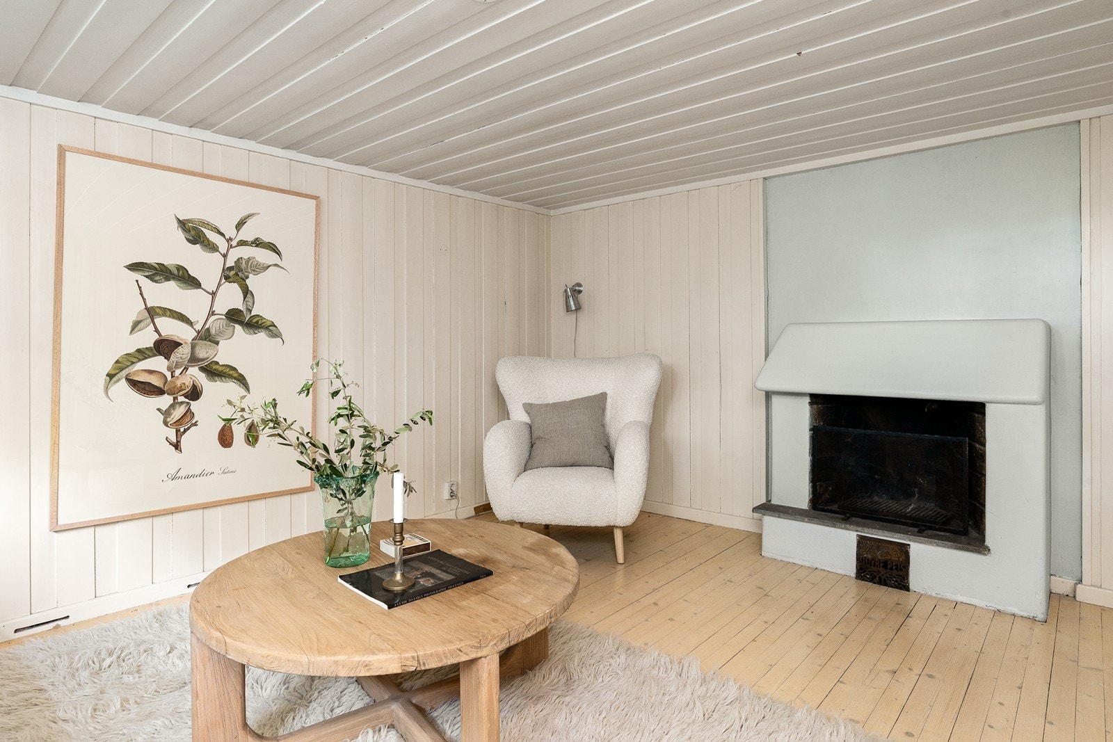 Kjellerstuen har oppfóret tregulv, panel på veggene og en hyggelig peis. Galleribilde