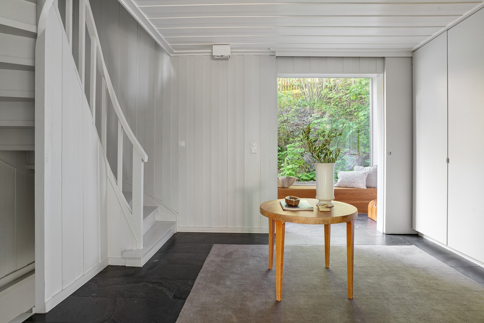 Romslig hall med garderobeskap Galleribilde