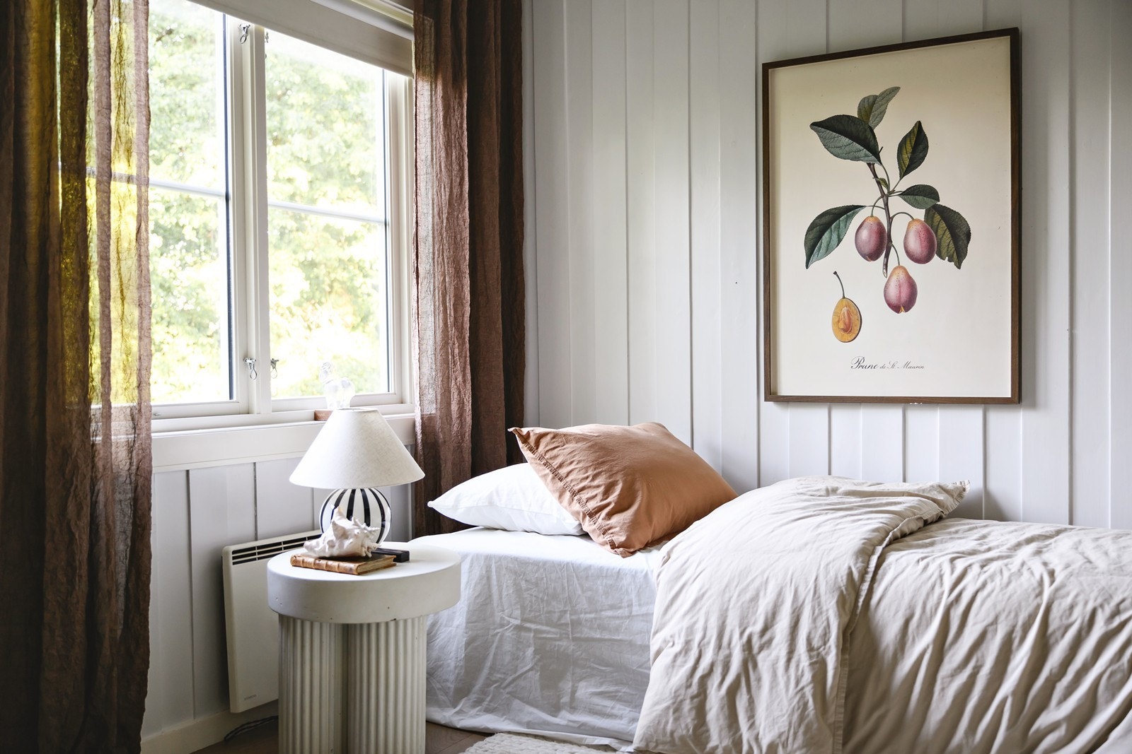 Soverom med god plass til seng og nattbord. Galleribilde