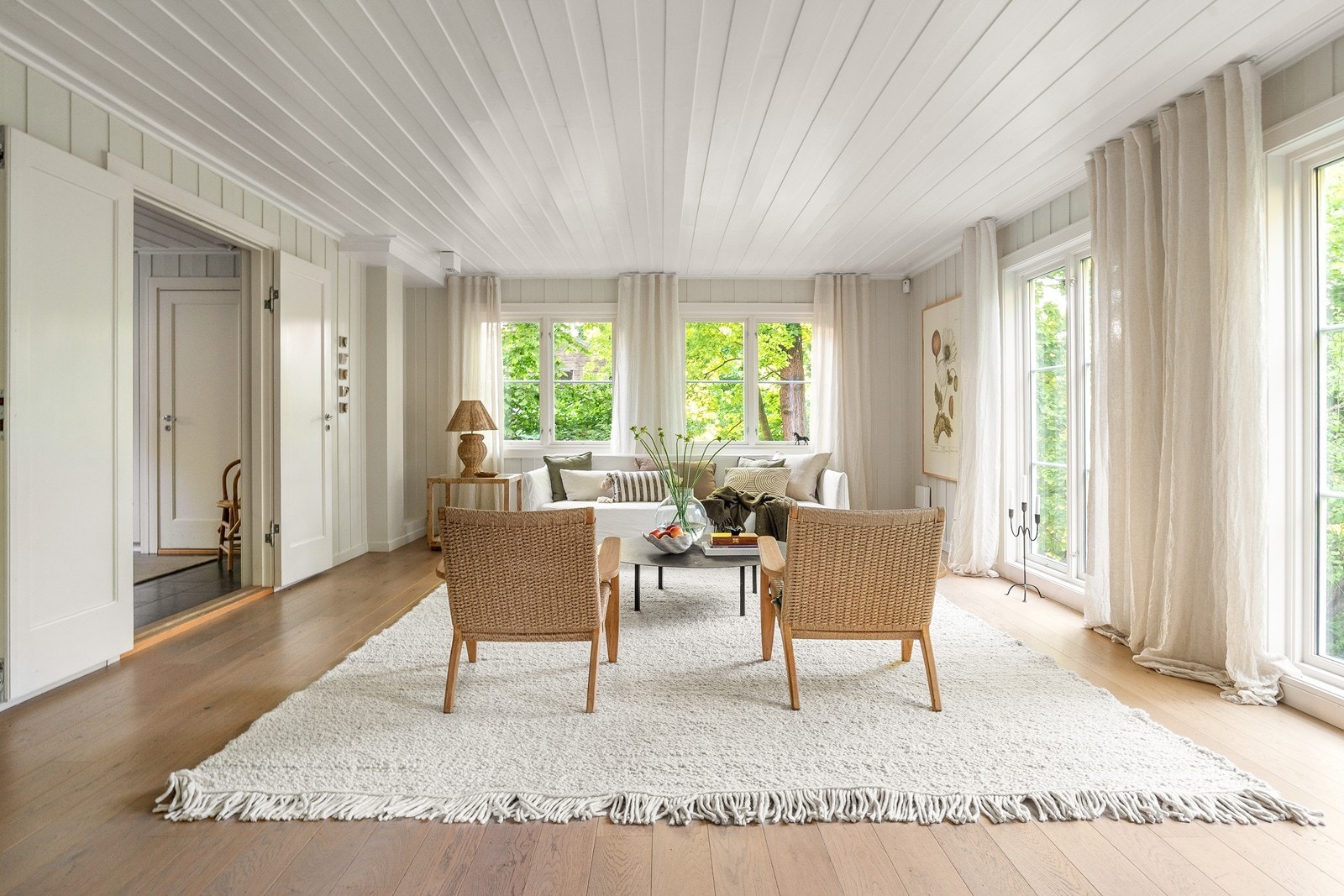 Stuen i første etasje er romslig og har plass til flere sittegrupper. Galleribilde