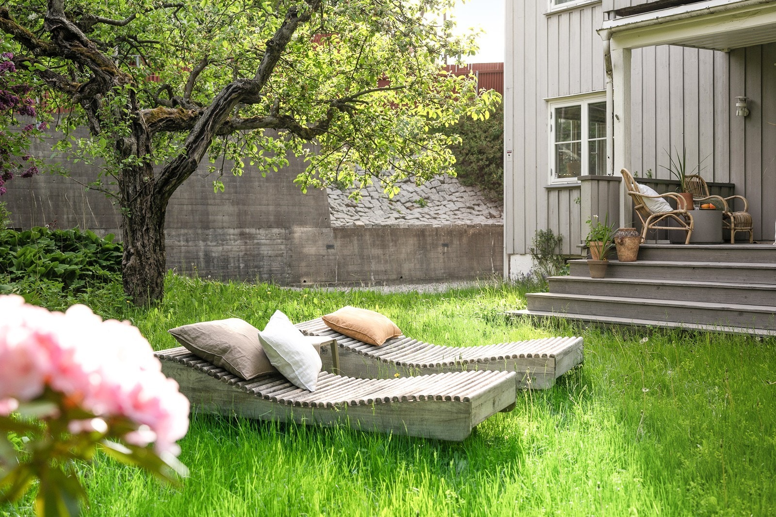 Hagen er pent opparbeidet og rammer inn boligen på en idyllisk måte. Galleribilde
