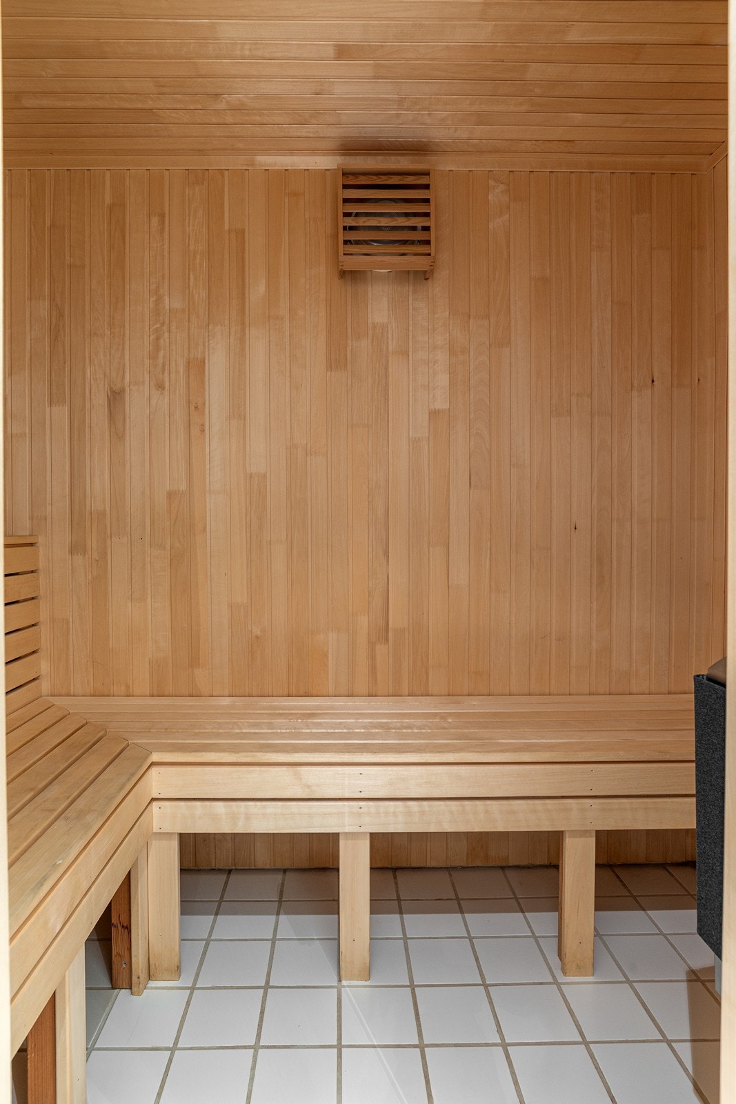 I tilknytning til badet i underetasjen er det en badstue med panelte vegger og sittebenker i treverk, installert i 2009. Galleribilde