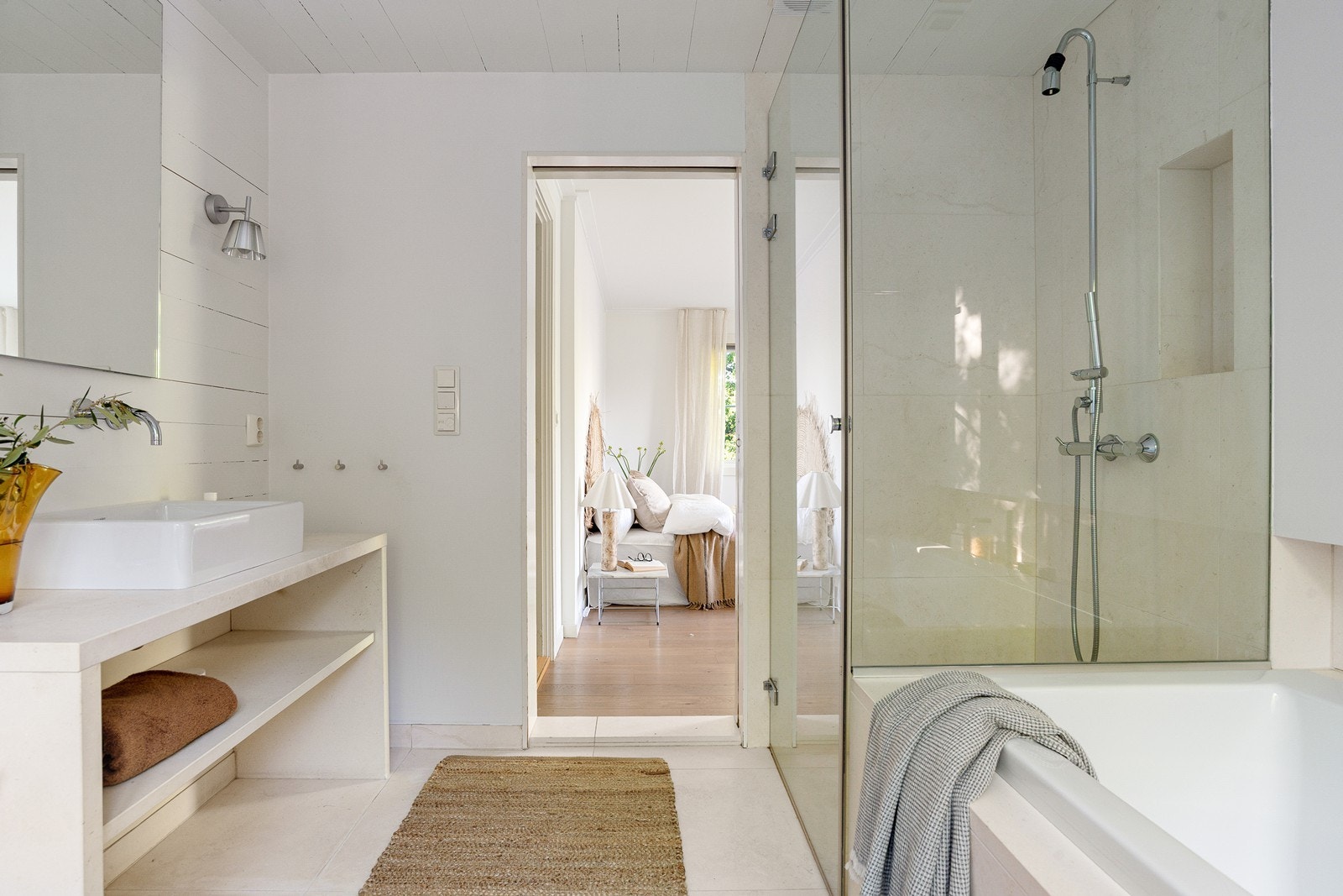 Badet er en-suite til hovedsoverommet og har både dusjnisje med glassdører og innbygget badekar. Galleribilde