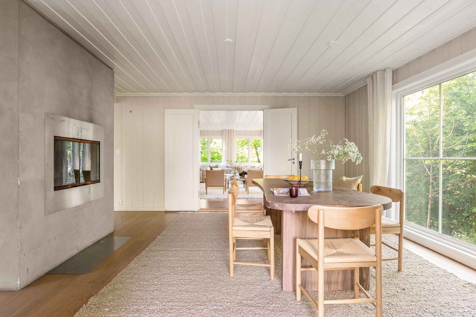 Dobbeltdører åpner inn til stuen, noe som gir en fleksibel og åpen romfølelse. Galleribilde