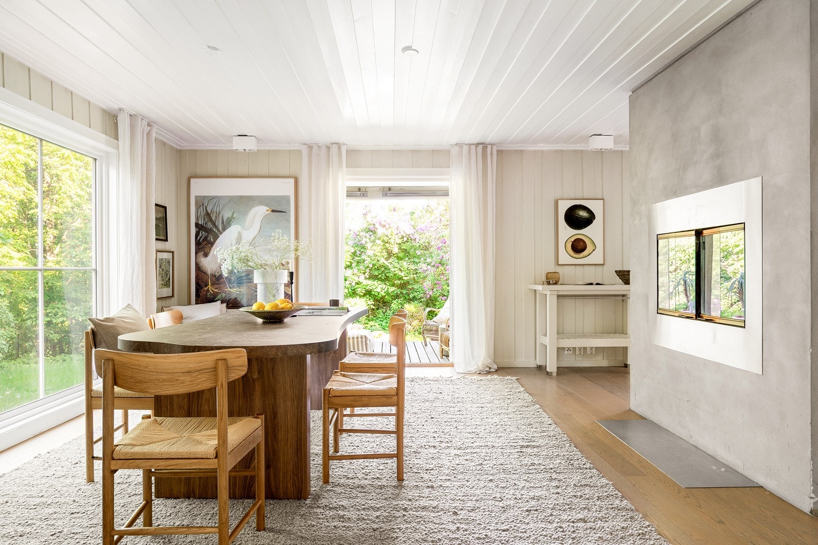 Enstavsparkett og malt panel er gjennomgående også i spisestuen. Galleribilde