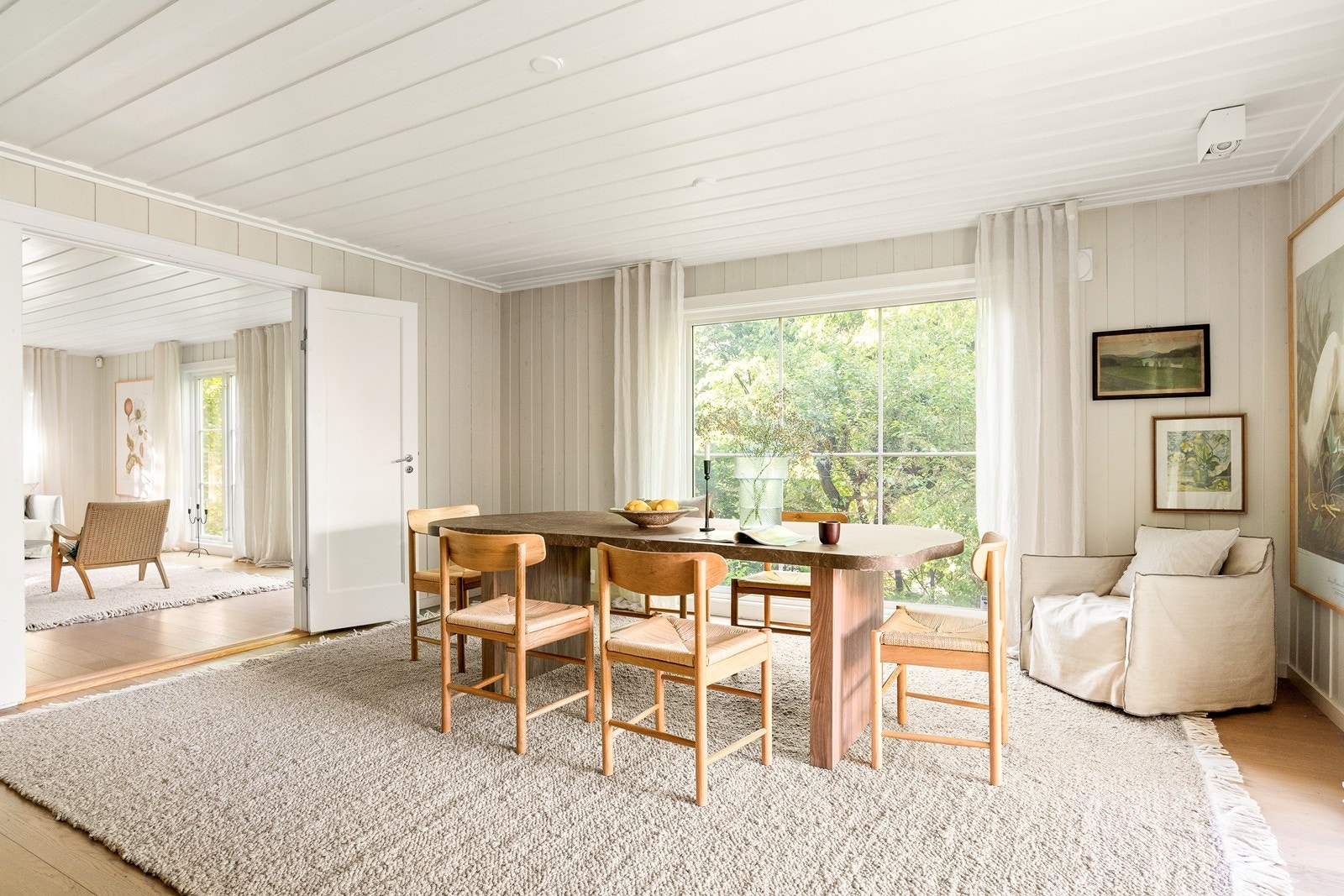 Spisestuen har god plass til et stort spisebord for sosiale sammenkomster. Galleribilde