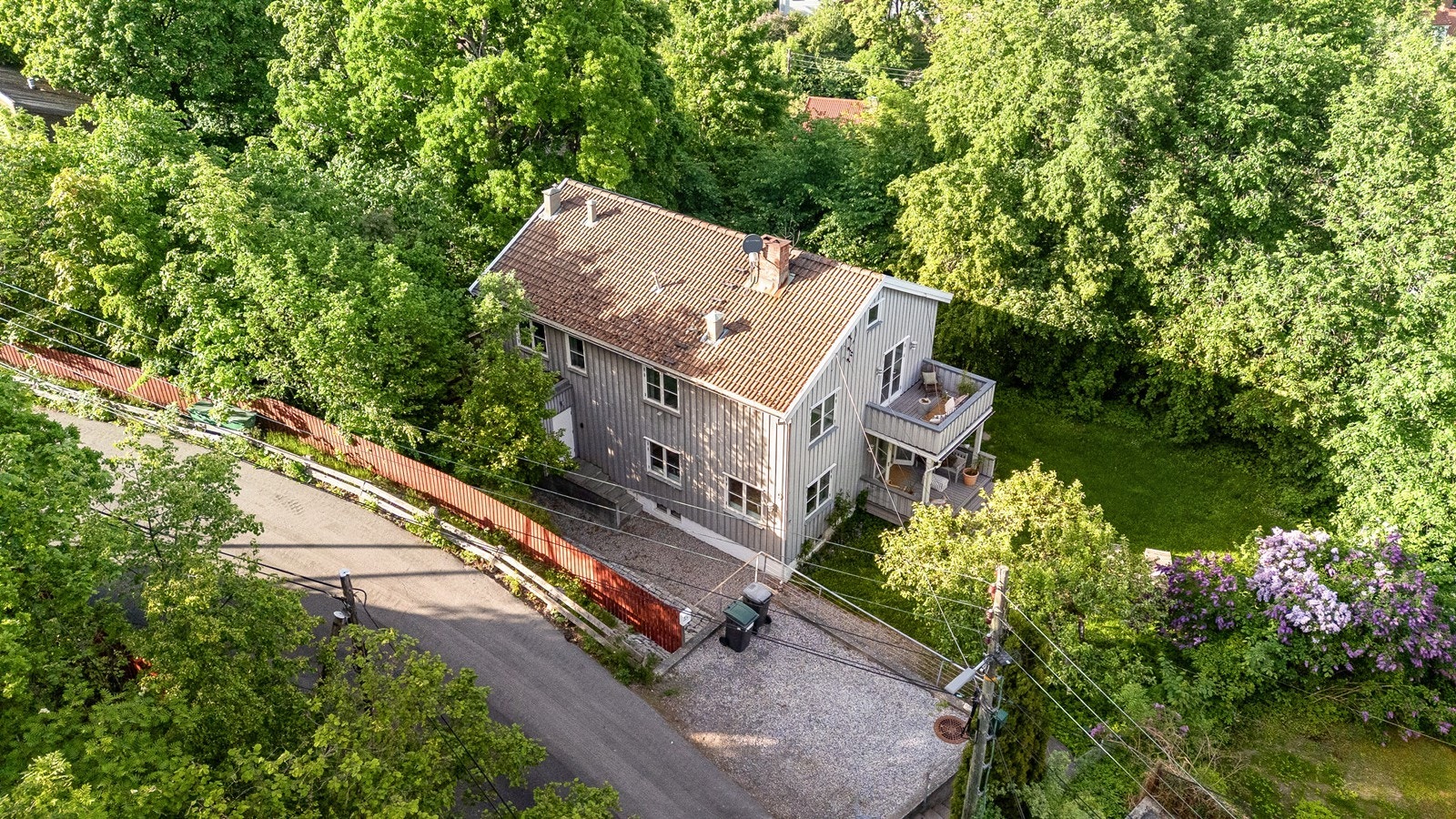 Den store, skjermede tomten på over 1,3 mål er pent opparbeidet og ligger tilbaketrukket i rolige, naturskjønne omgivelser. Galleribilde