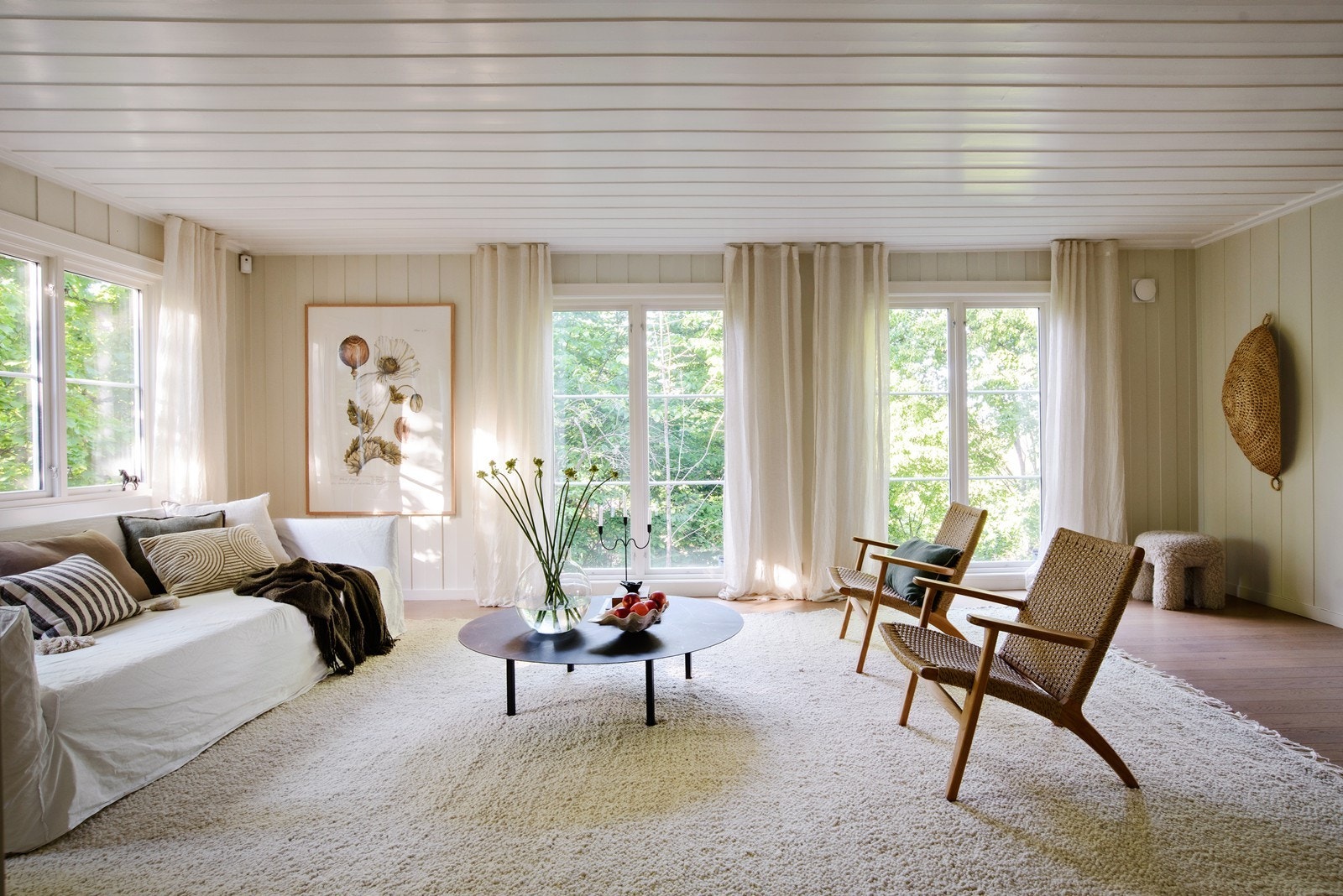Gjennomgående materialvalg med enstavsparkett og malt panel skaper en helhetlig atmosfære. Galleribilde