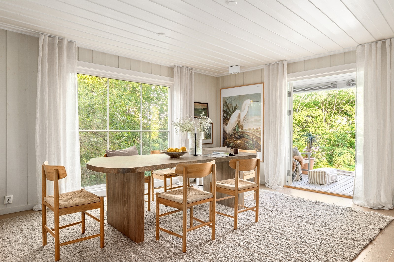 Fra spisestuen er det direkte utgang til verandaen og den idylliske hagen. Galleribilde